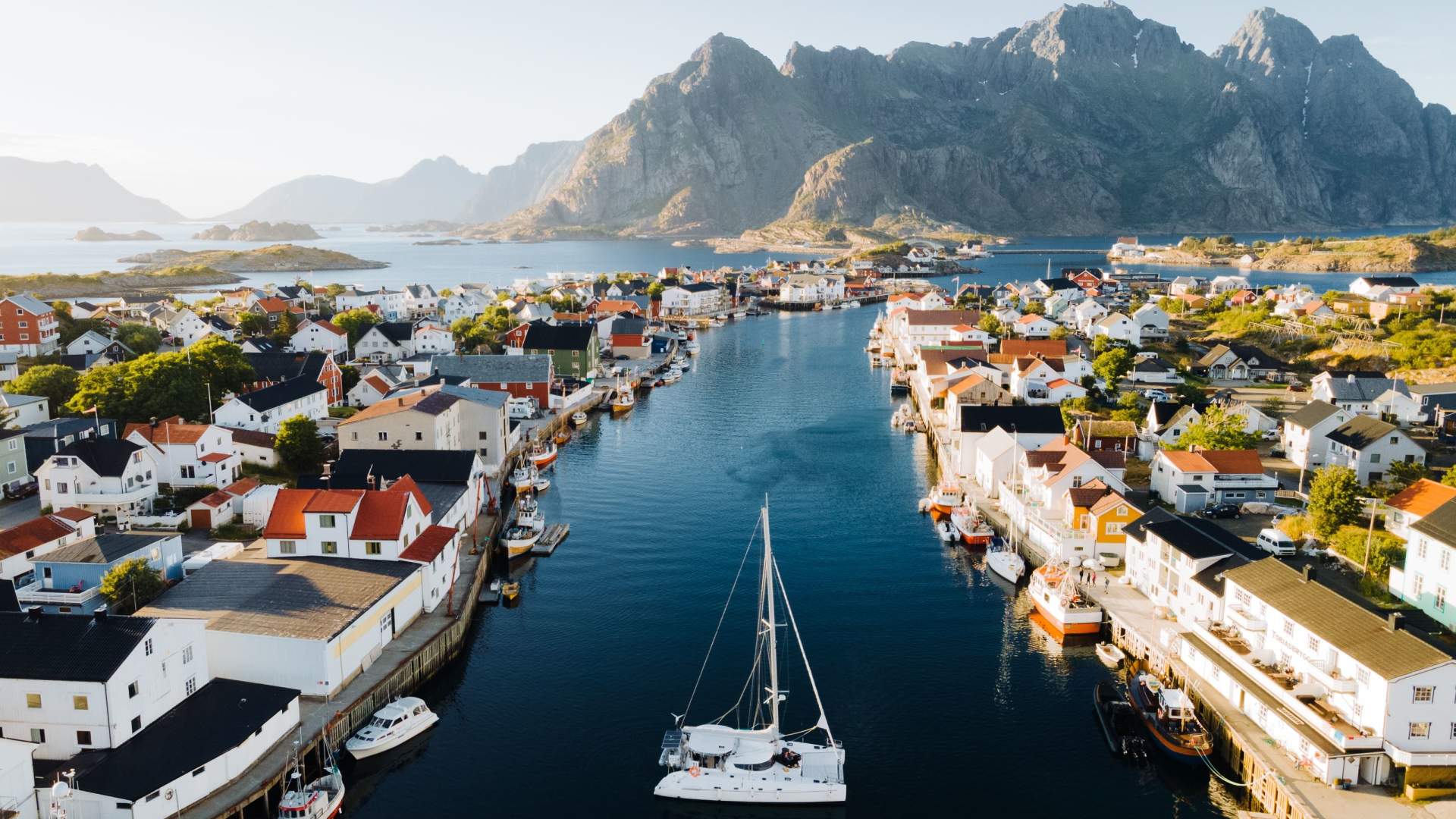 Lofoten: Sail to Explore Henningsvær