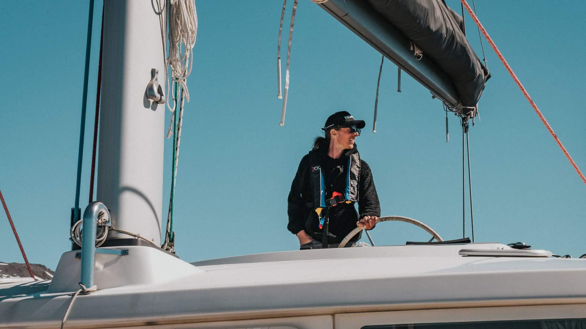 Lofoten: Sail to Explore Henningsvær