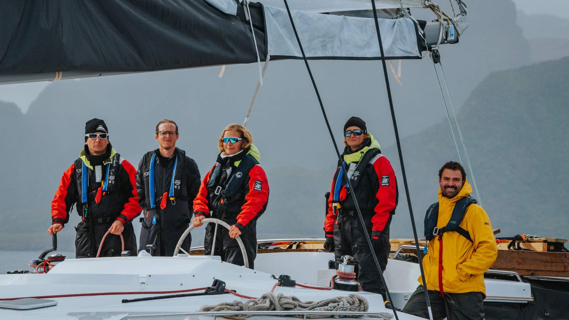 Lofoten: Sail to Explore Henningsvær