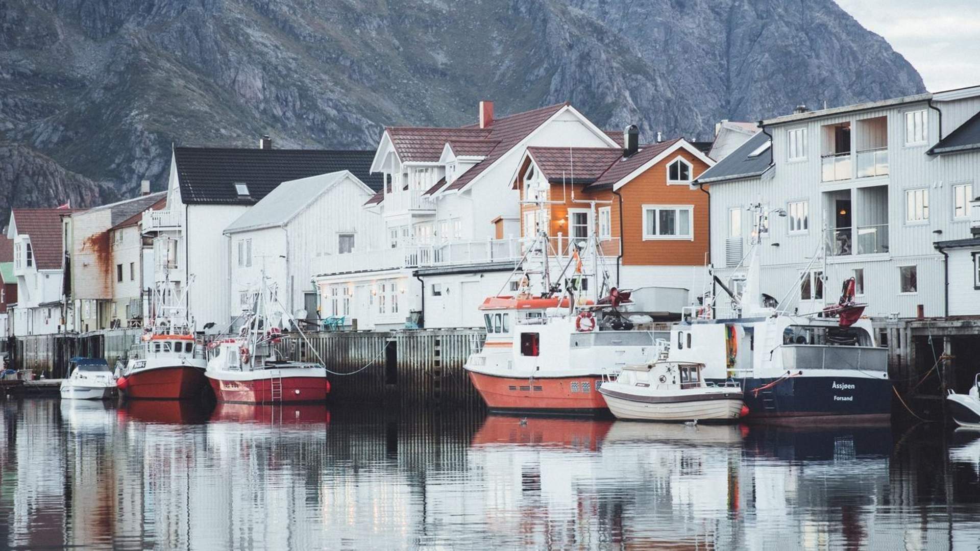 Lofoten: Sail to Explore Henningsvær