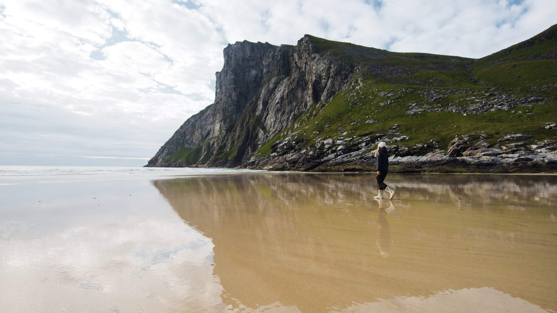 Lofoten: Hike to Kvalvika Beach