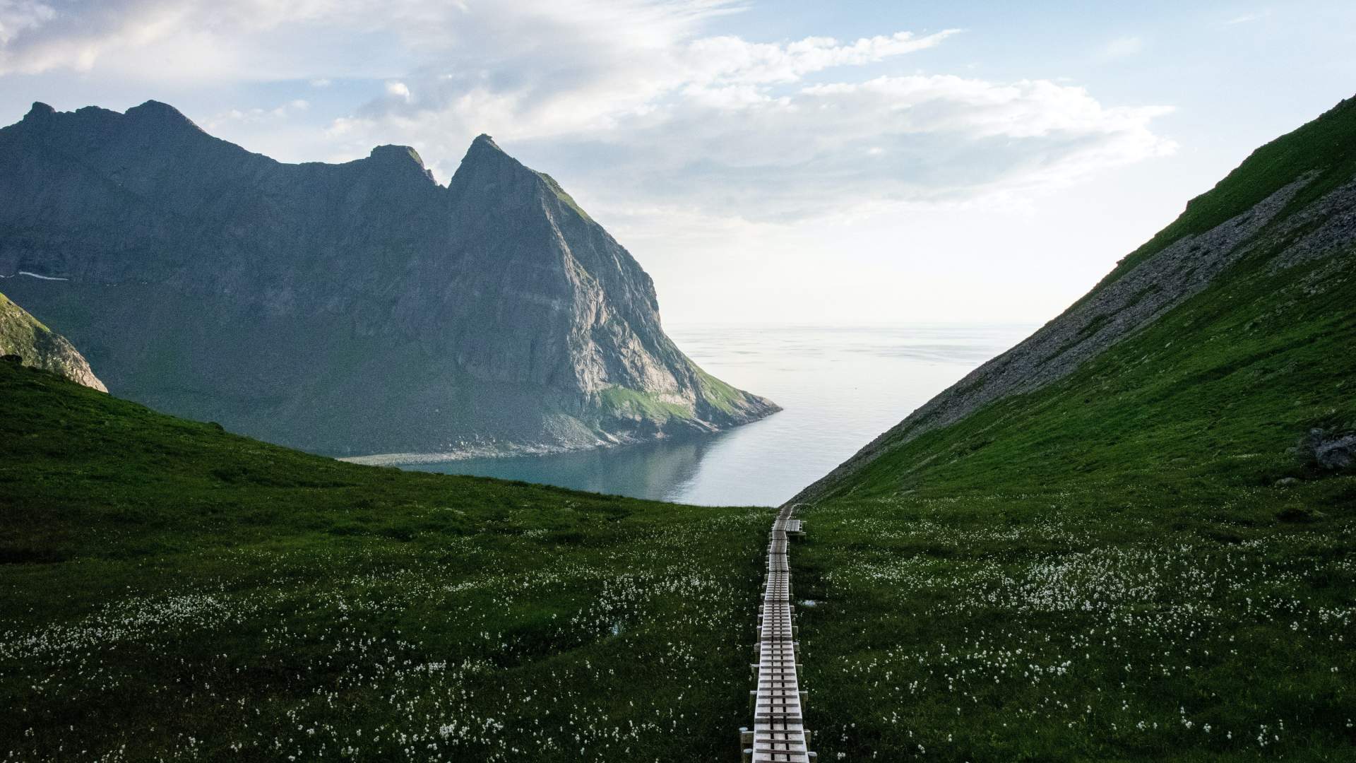 Lofoten: Hike to Kvalvika Beach