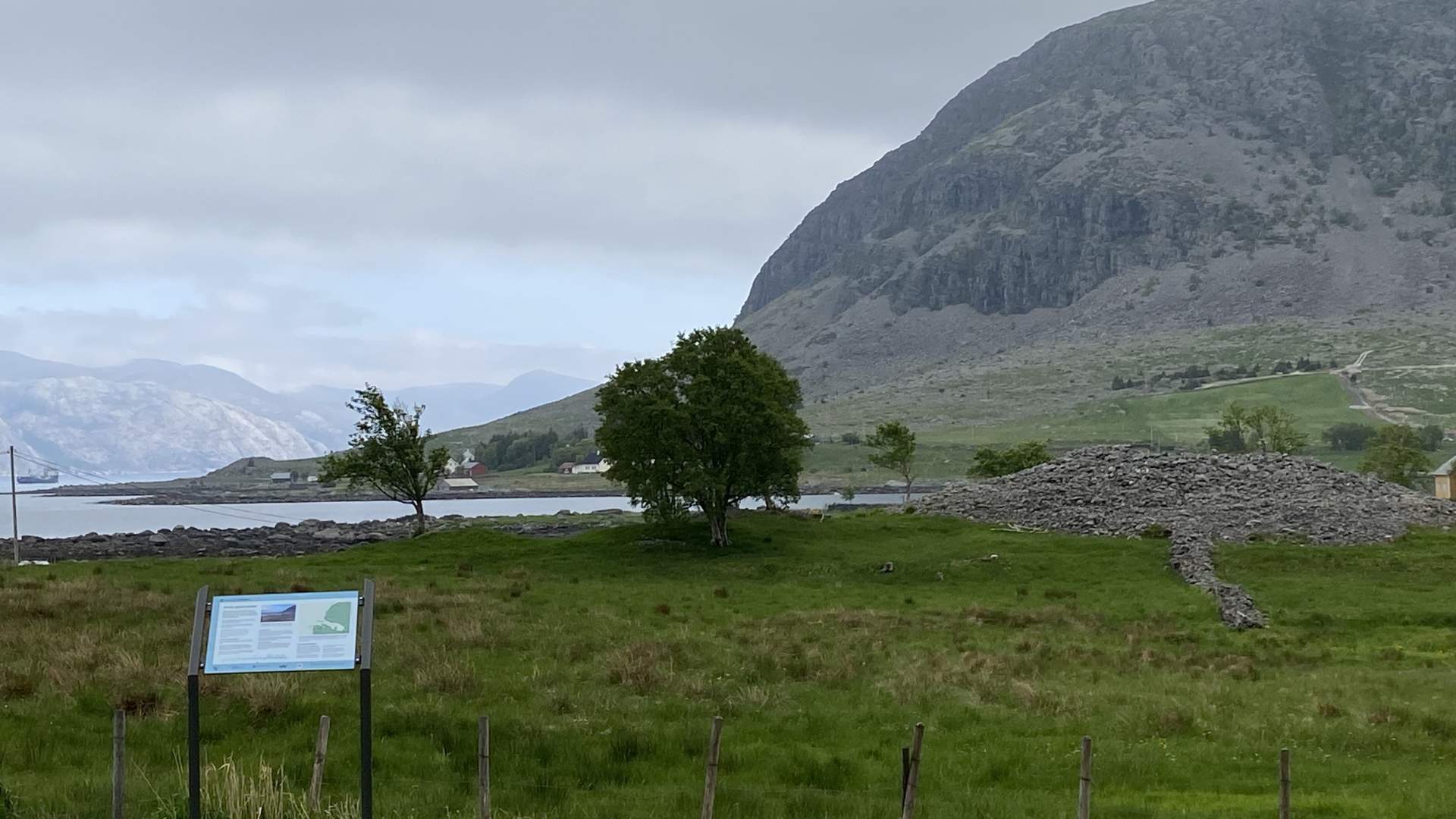 The burial mounds in Botnane
