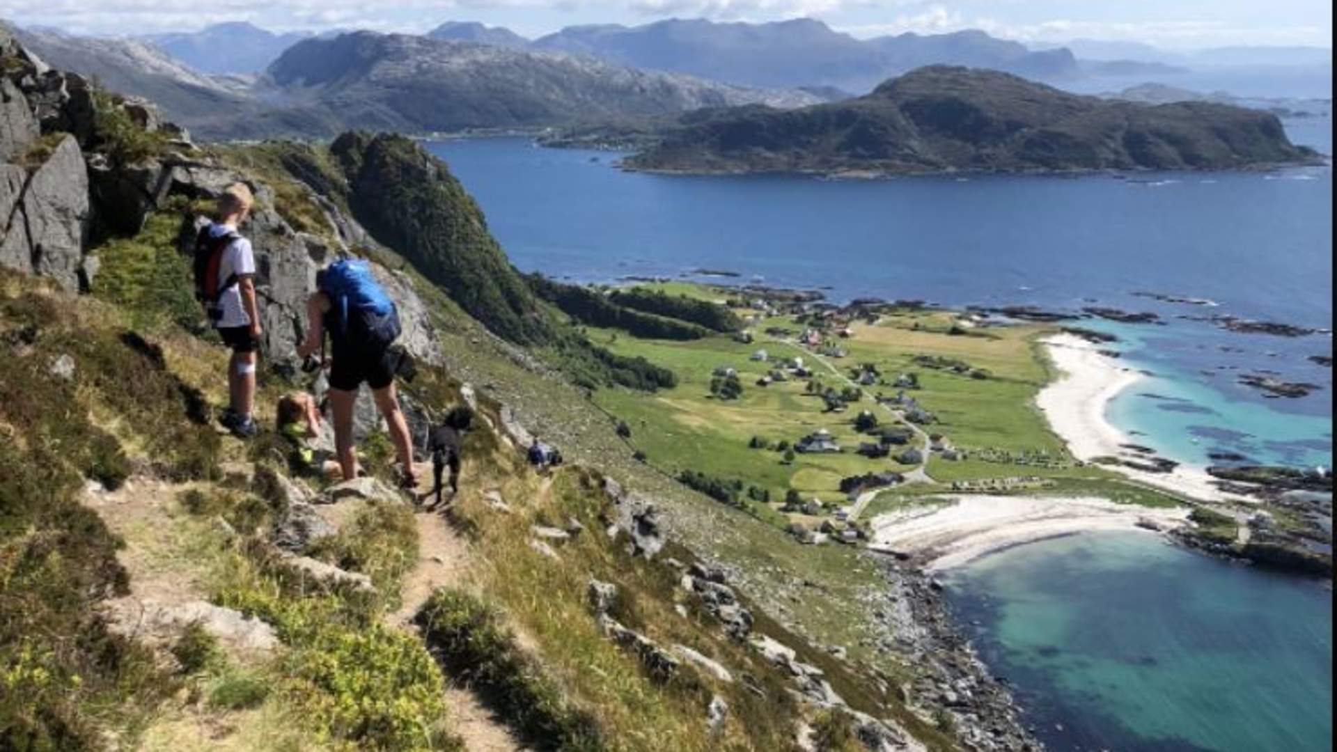 The panoramic hike from Iglandsvik bay to Grotlesanden beach