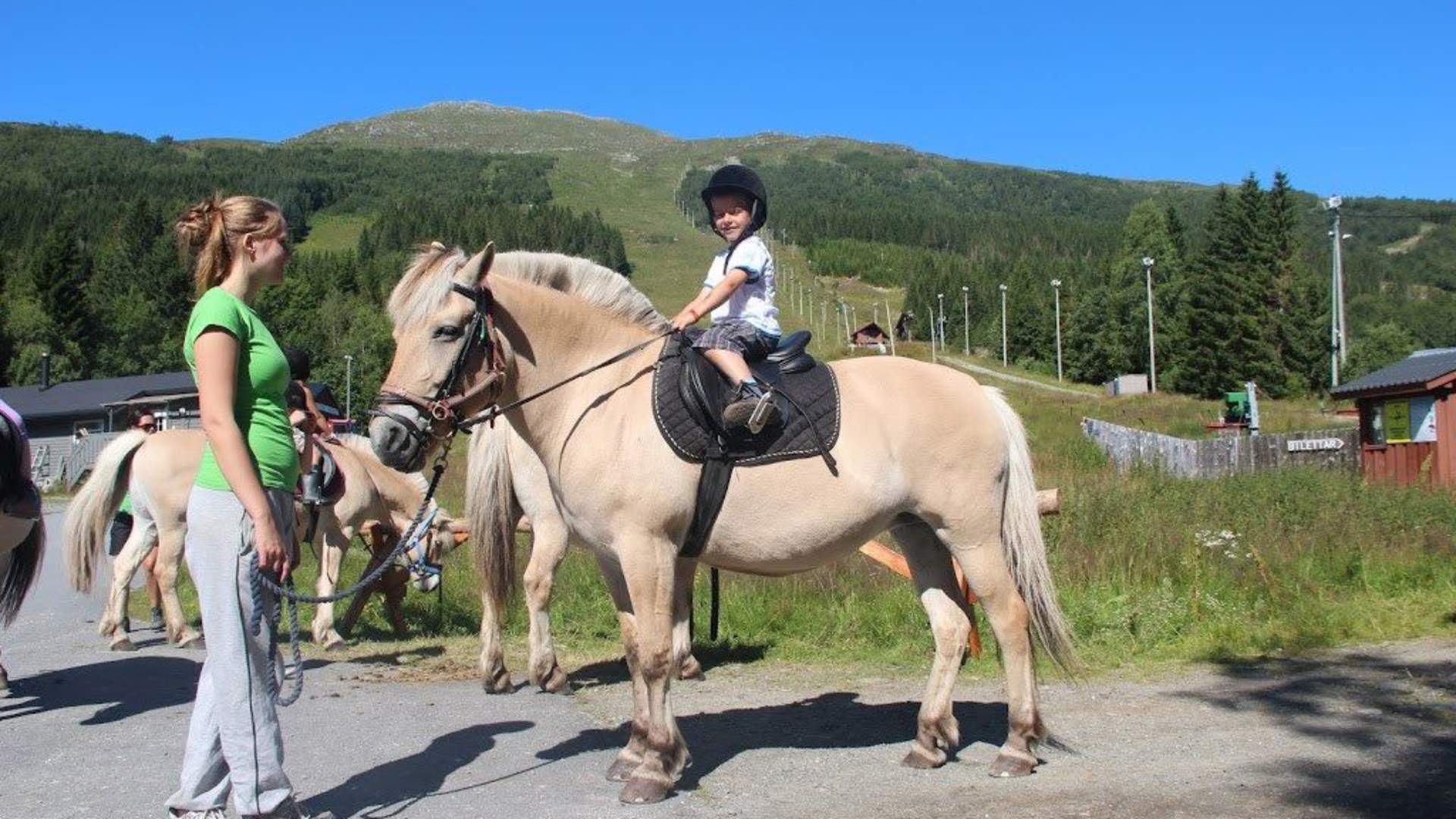 Bicycle and hiking trails | Harpefossen
