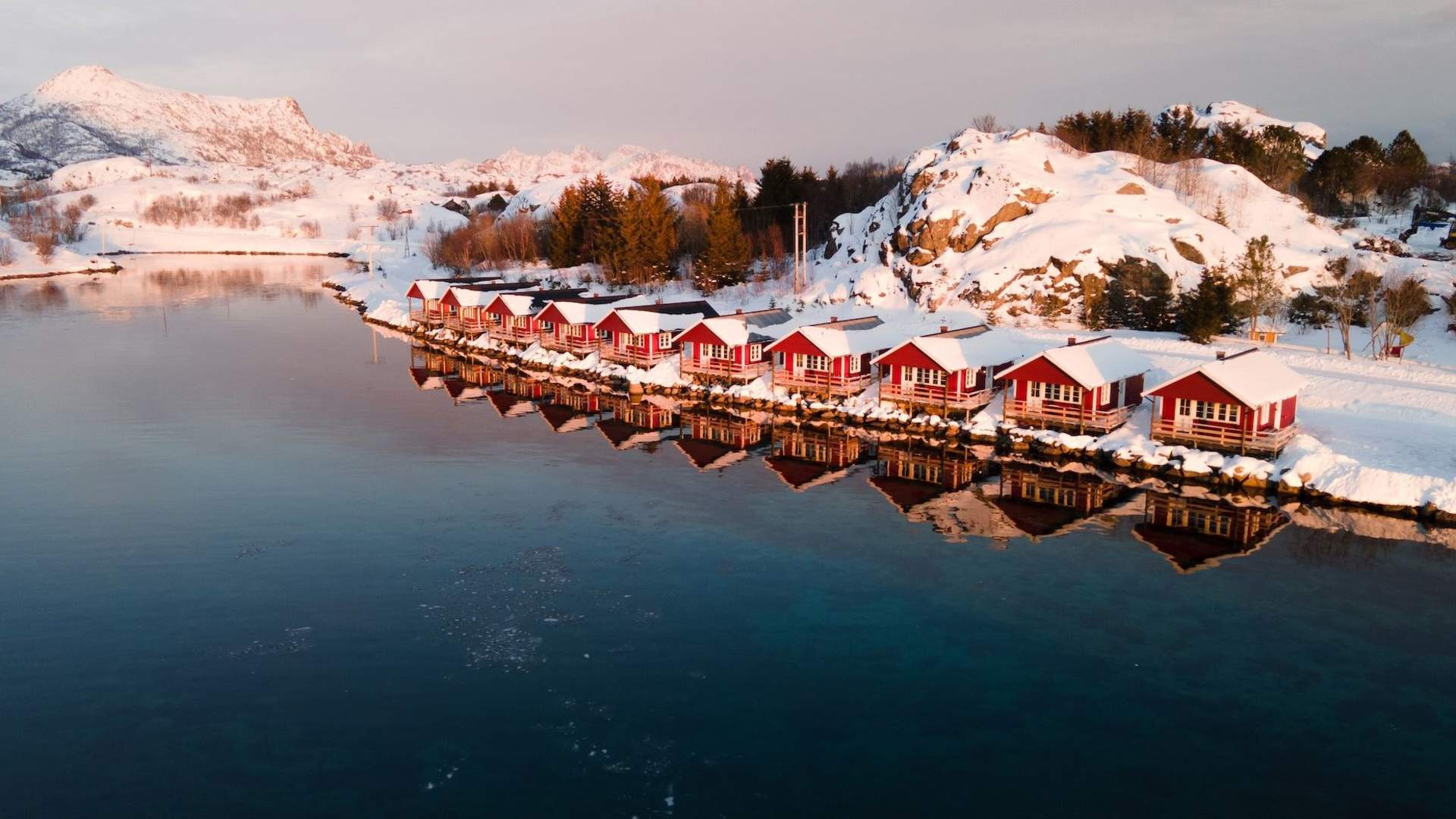 Waterfront cabins at Skårungen