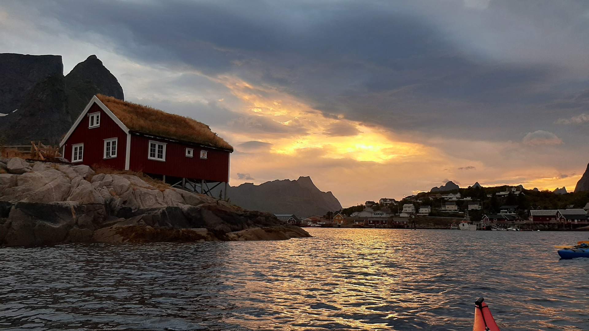 Kajakktur i Reine under Midnattssolen