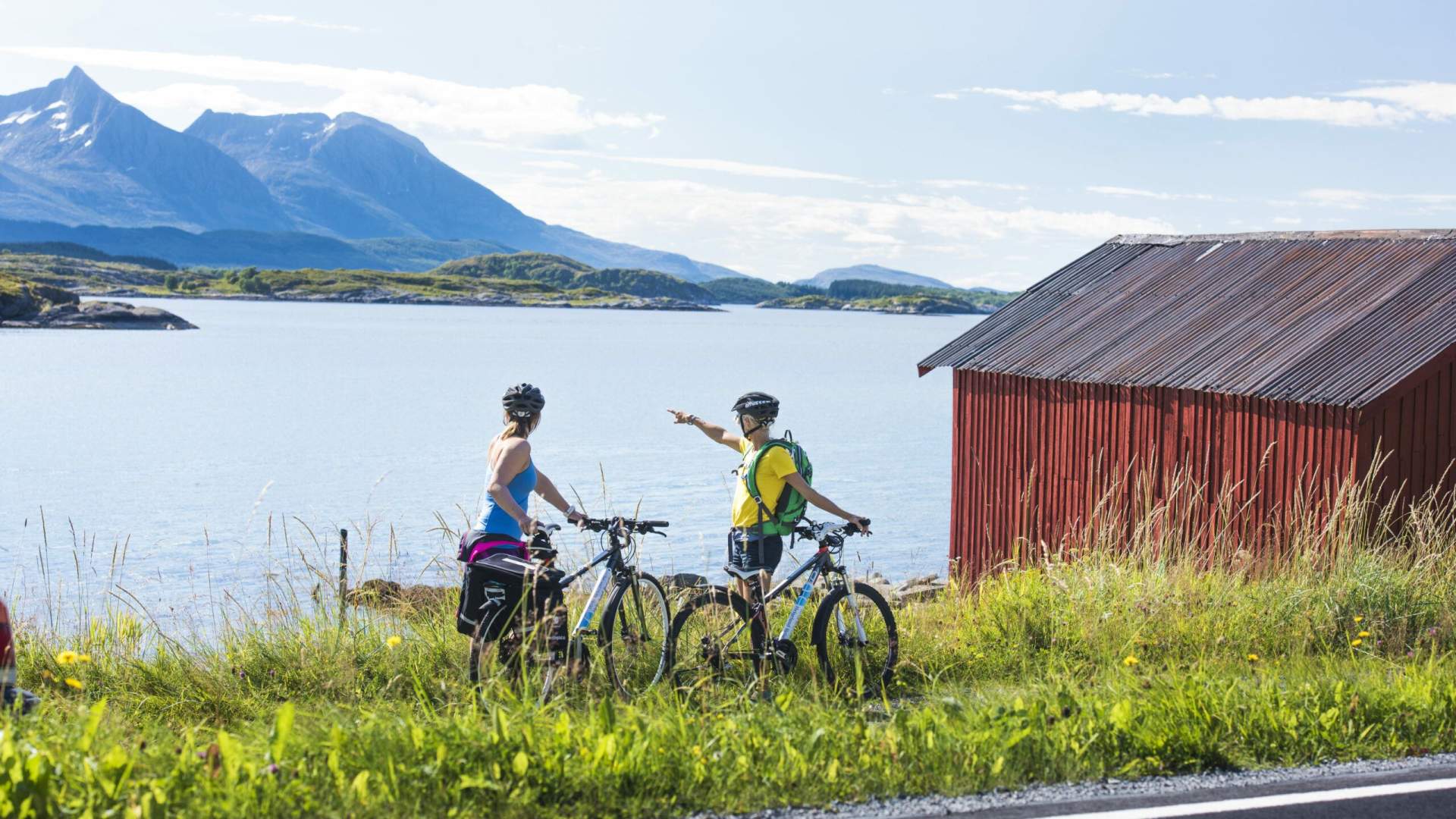 Guided island hopping by bike to Dønna and Herøy