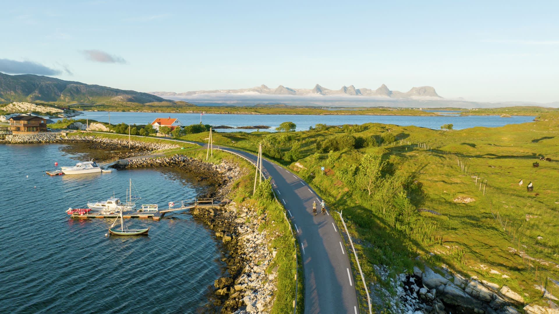 Guided island hopping by bike to Dønna and Herøy