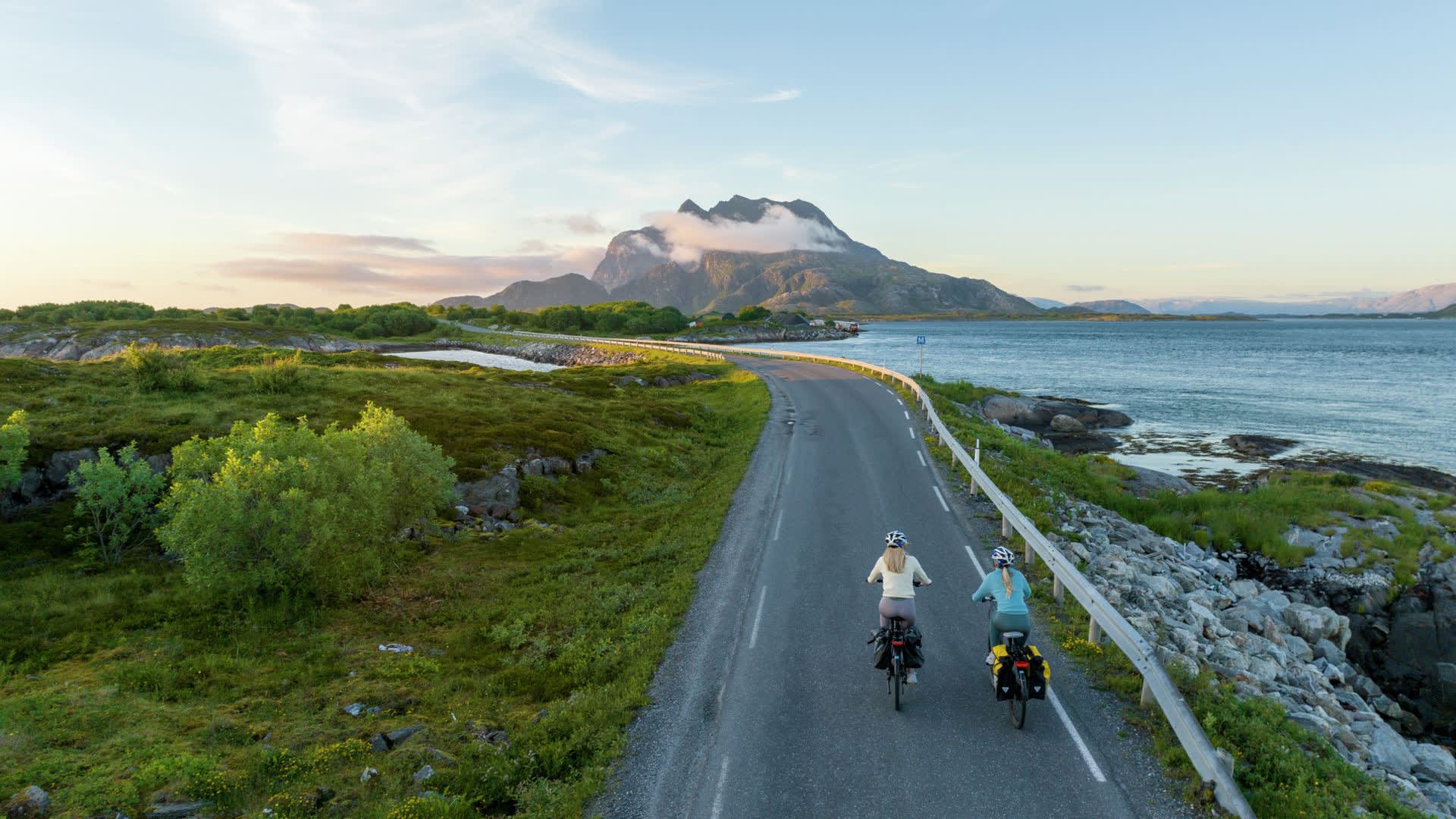 Guided island hopping by bike to Dønna and Herøy