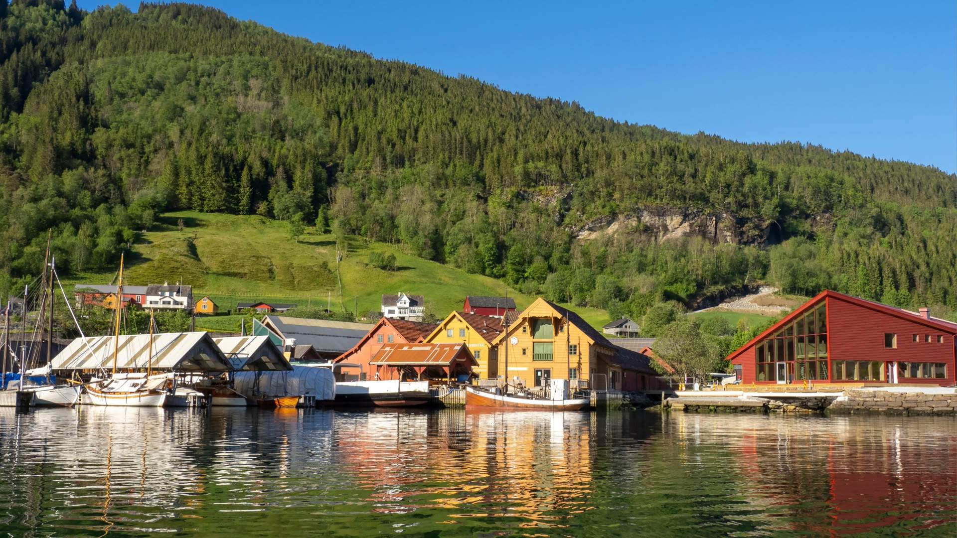 Kulturnaustet sett frå fjorden