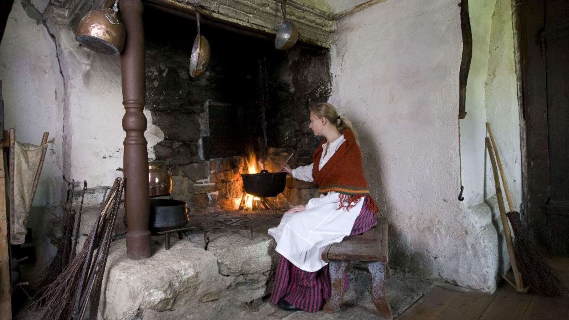 gamle hvam utstillinger jente ved grua