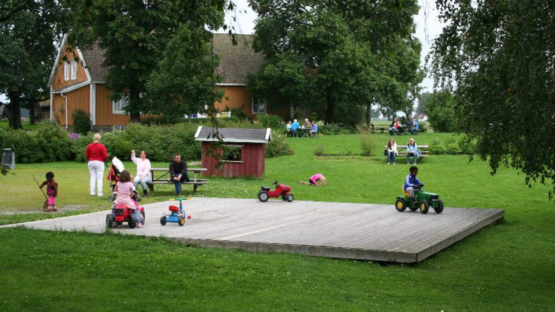 gamle hvam hinderløupe og barn