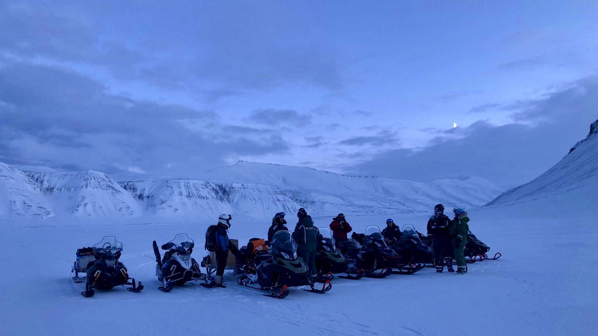 Darkness Exposed - snowmobile adventure in the Polar Night