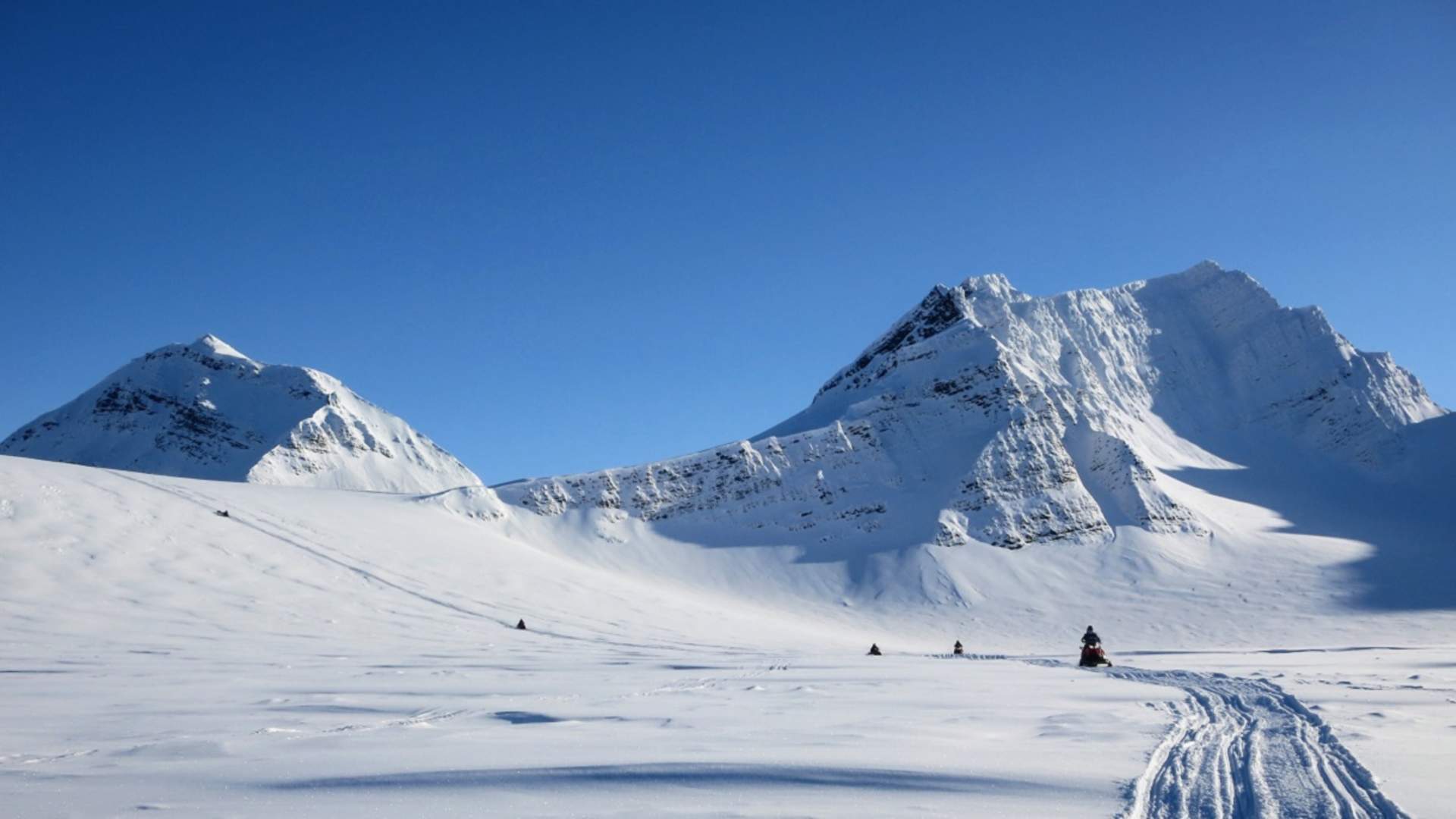 1. snowmobiling-svalbard-basecampexplorer-photo-torillbrandalberge