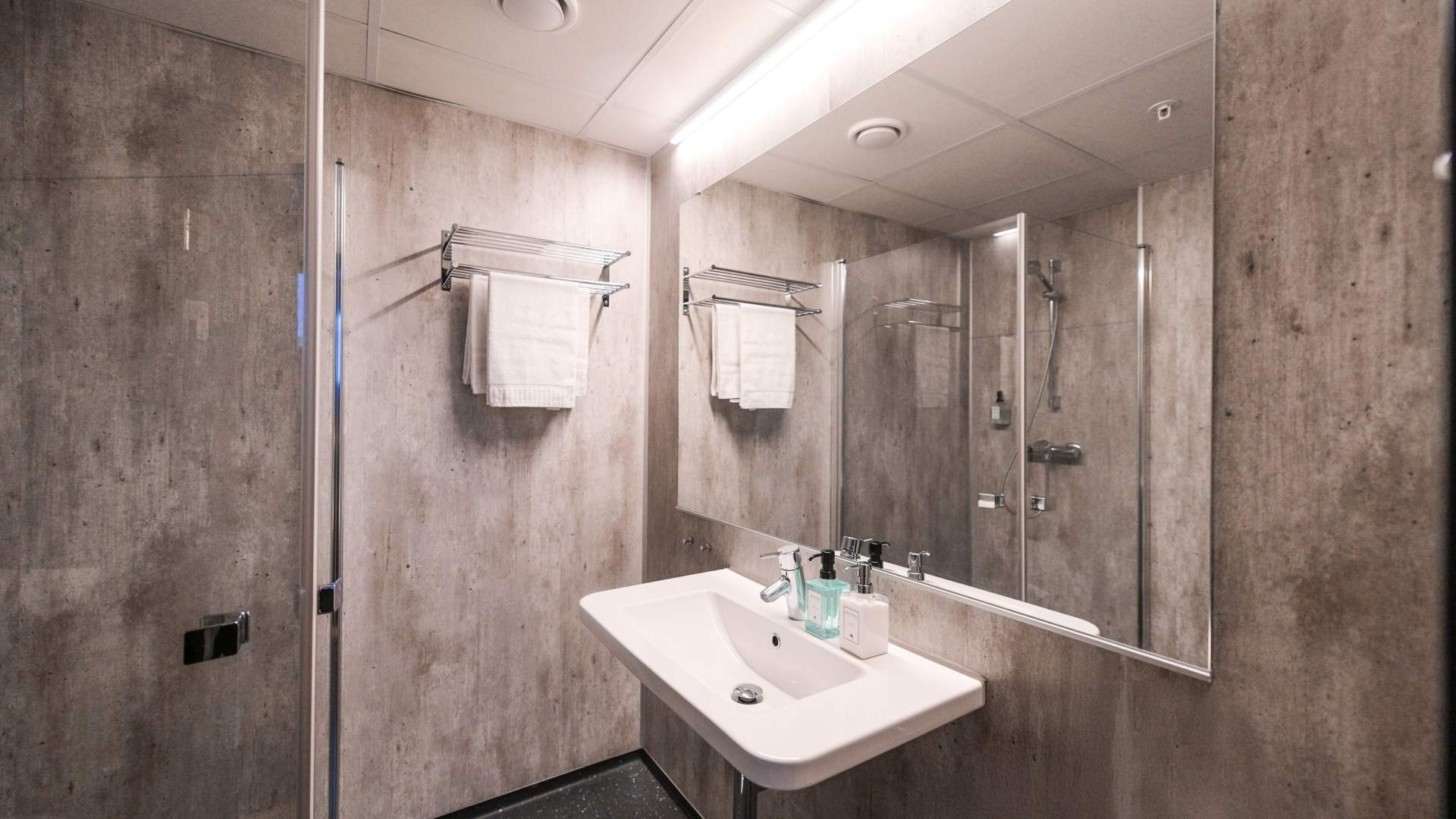 10_Svalbard Hotell The Vault_dobbeltrom_romkategori (4)