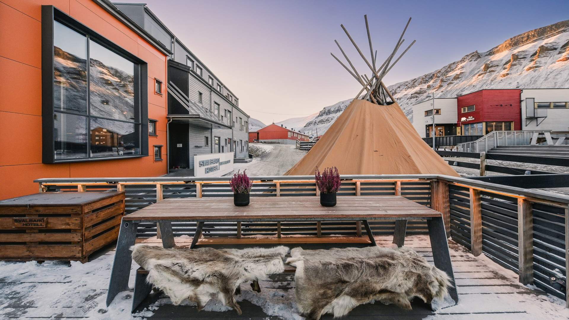 12_Svalbard Hotell Polfareren_fasade_utendørs_tipi_høst (1)