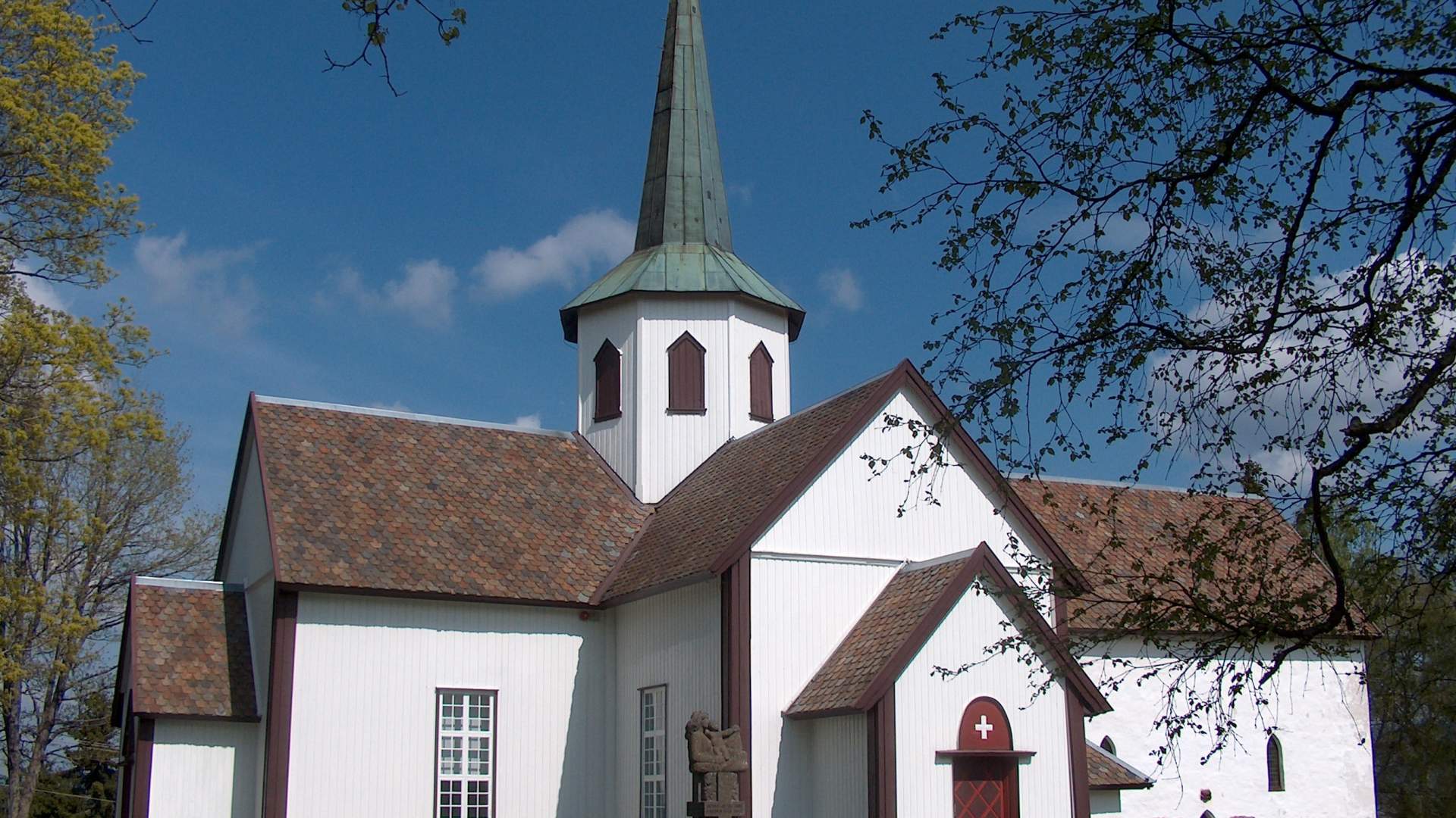 Lunner kirke i godværet