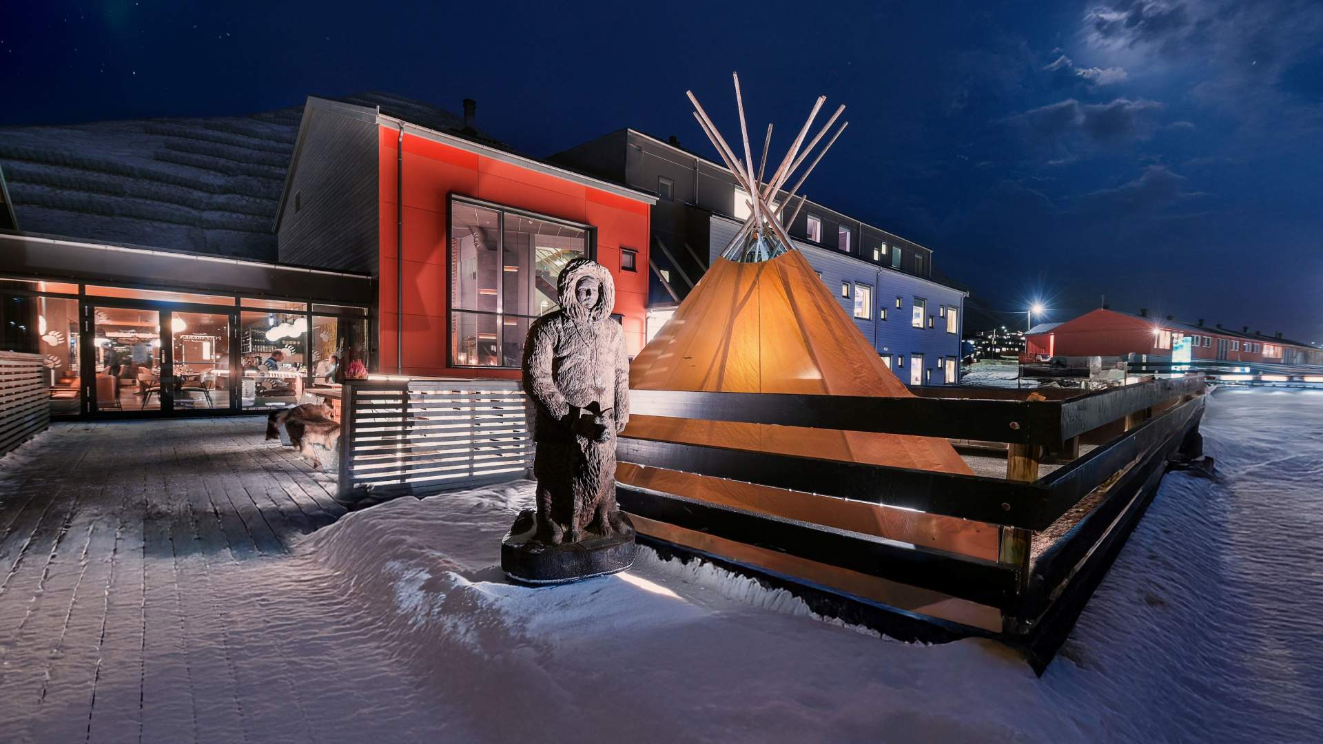 1_Svalbard Hotell Polfareren_fasade_winter