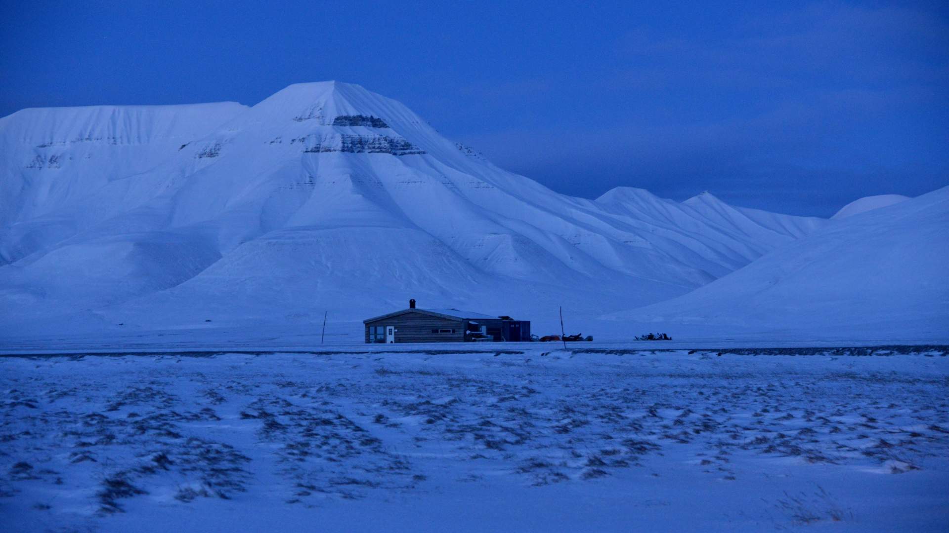2. bluehour-polarnight-northernlights-basecampexplorer-svalbard-photo-Kirsti Ikonen