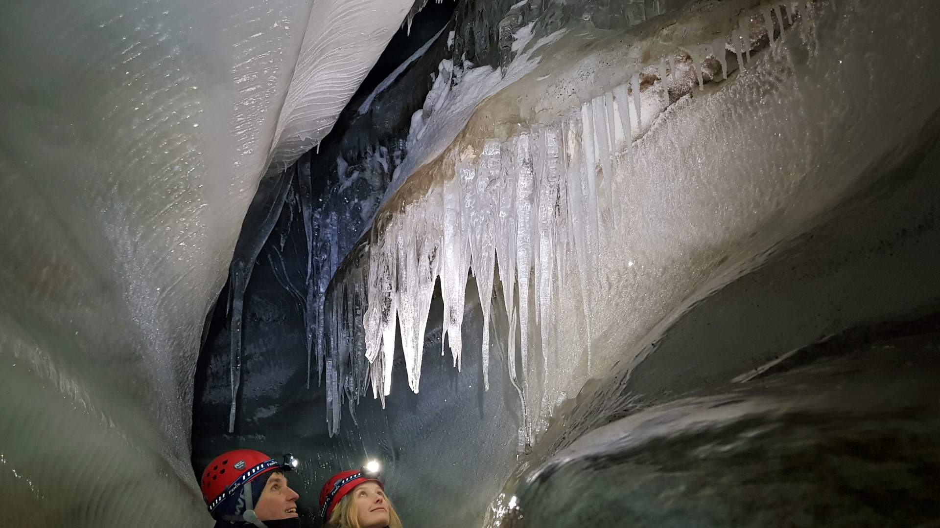 2020-01-21 (guide Martin Fiala) ice cave, guests looking up at ceiling 3