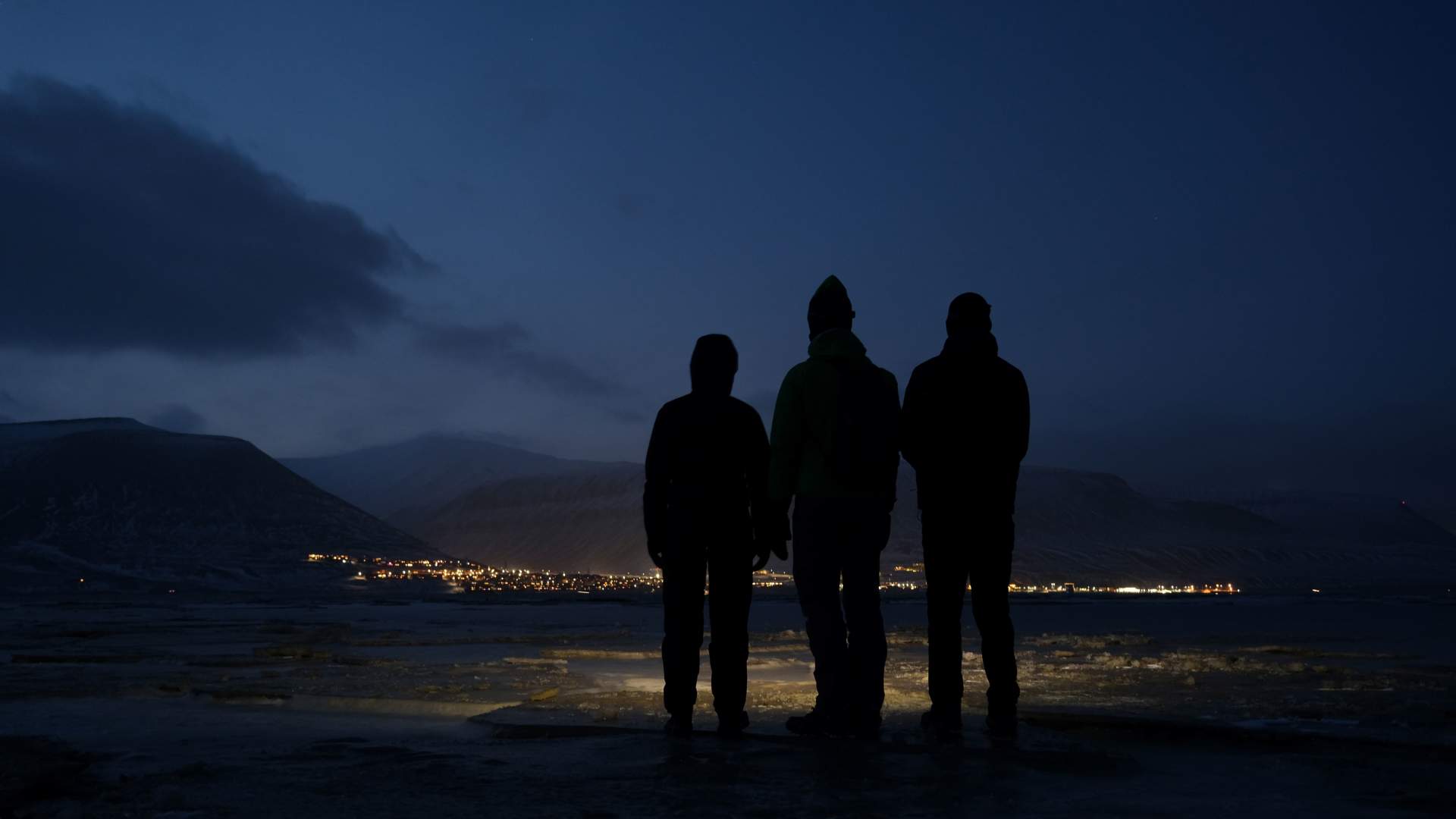 2020-11-18 (guide Martin Fiala) hike to Hiorthhamn 6, group looking at town, 12.30pm