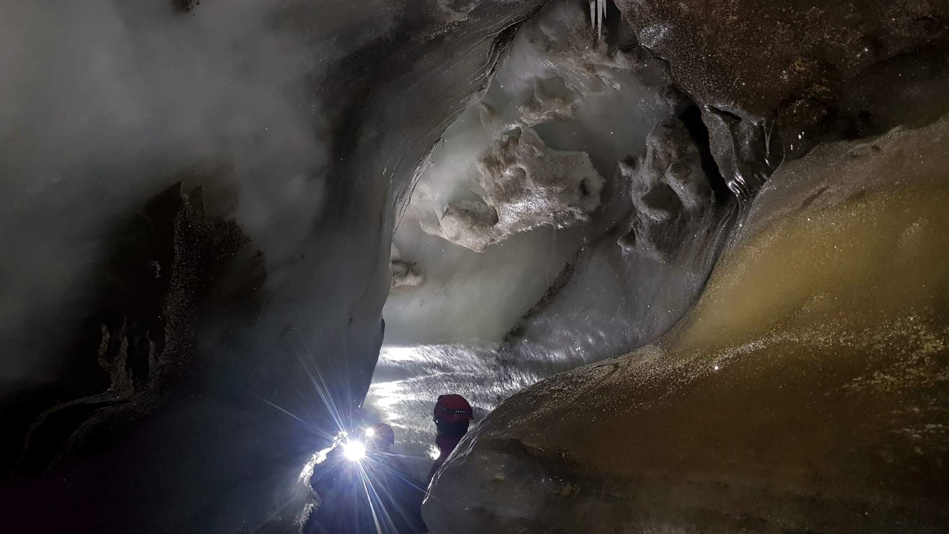 2021-03-20 (guide Martin Fiala) Longyearbbreen ice cave
