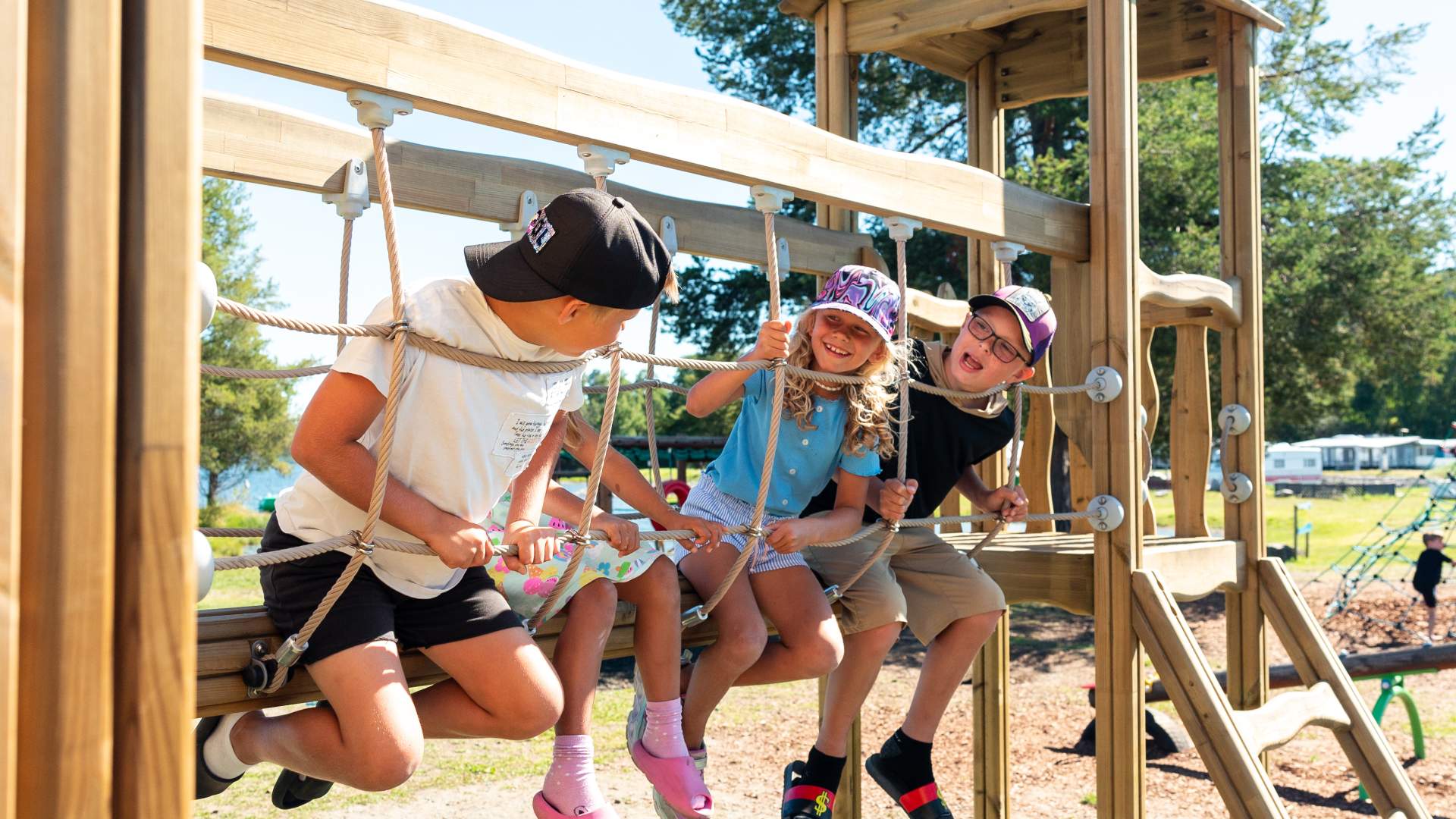 Sveastranda Camping - Barn leker i det nye klatrestativet