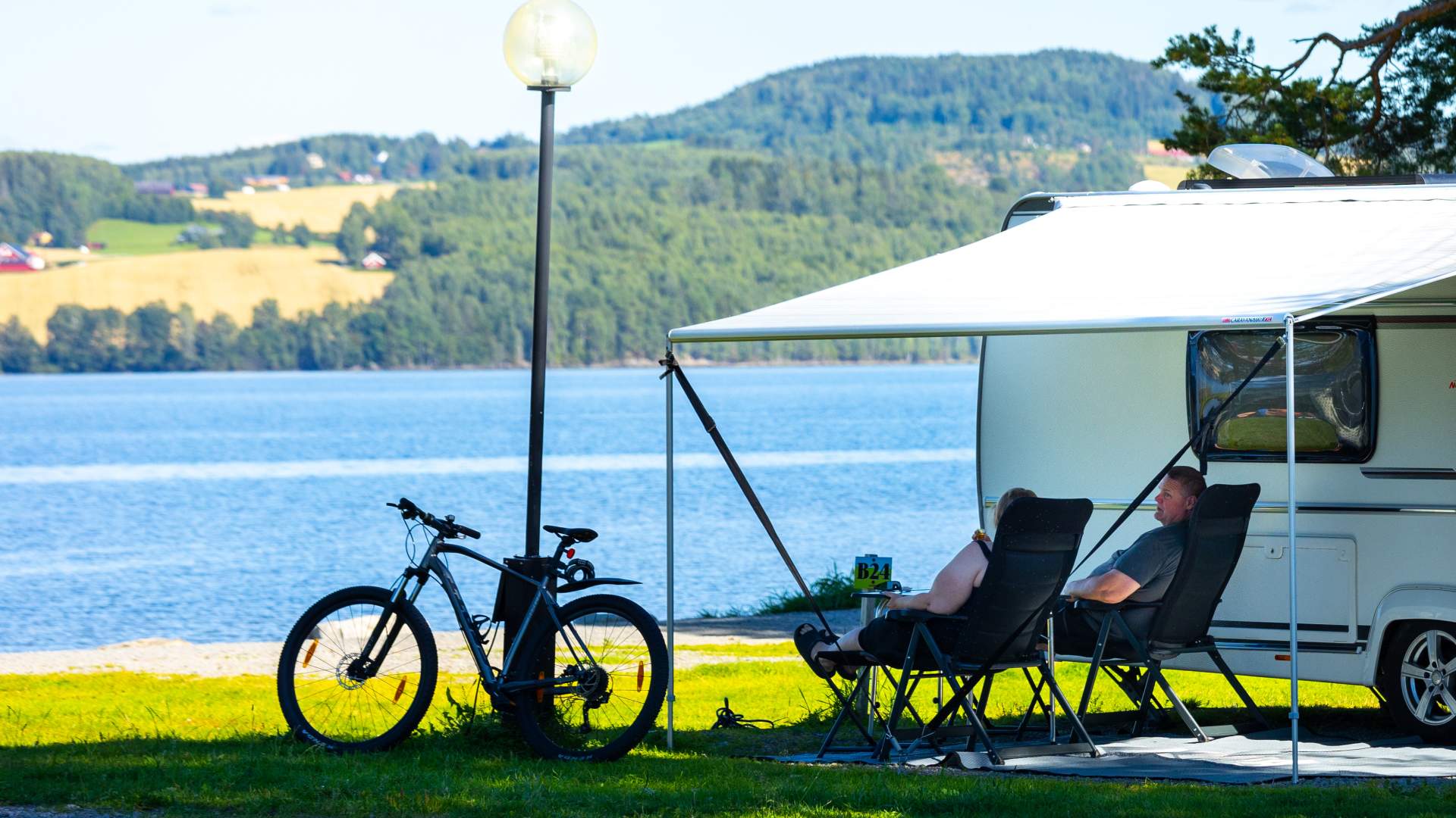 Sveastranda Camping - Avslappende prat i skyggen ved Mjøsa