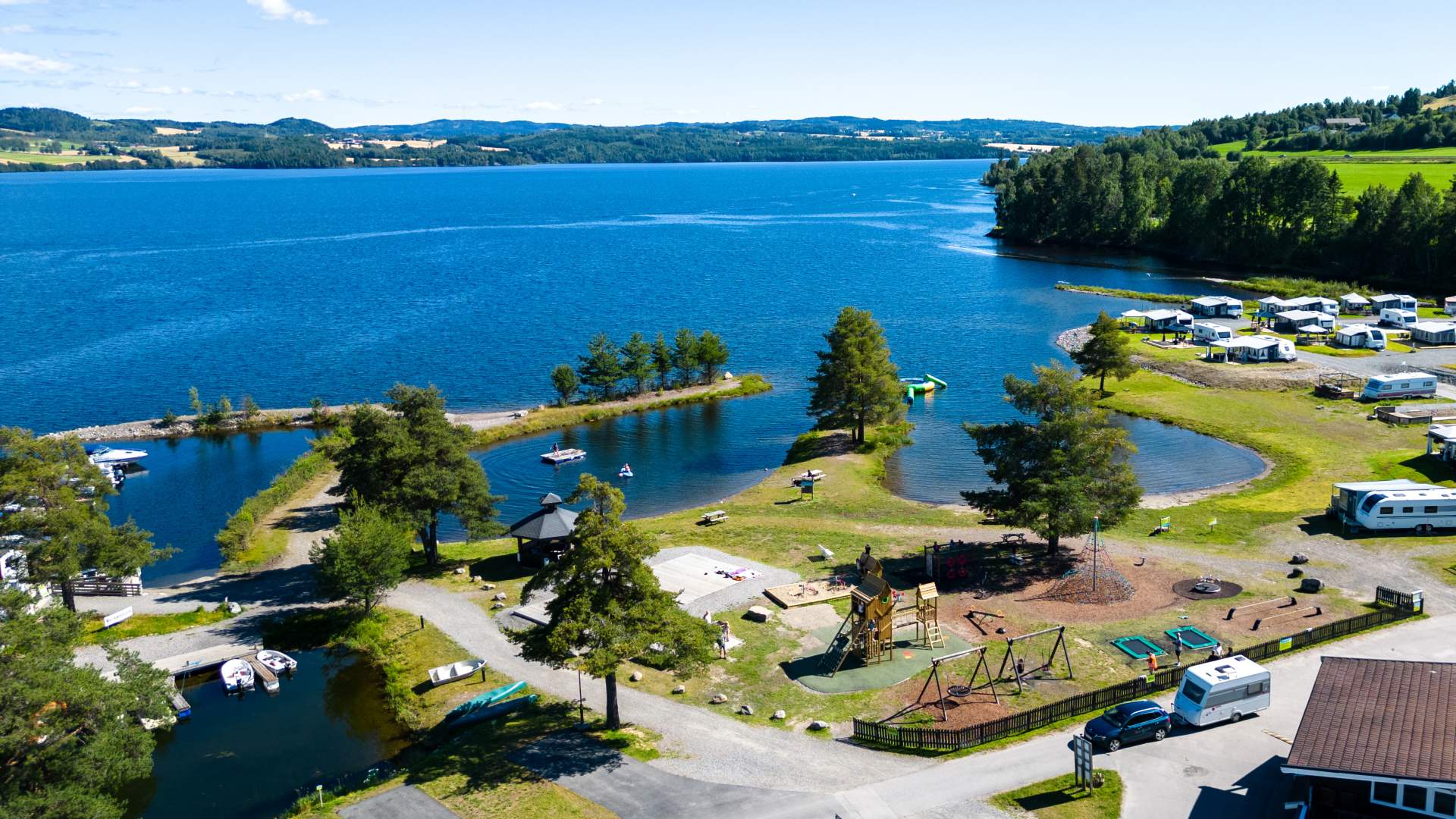 Sveastranda Camping - Dronebilde mot Mjøsa