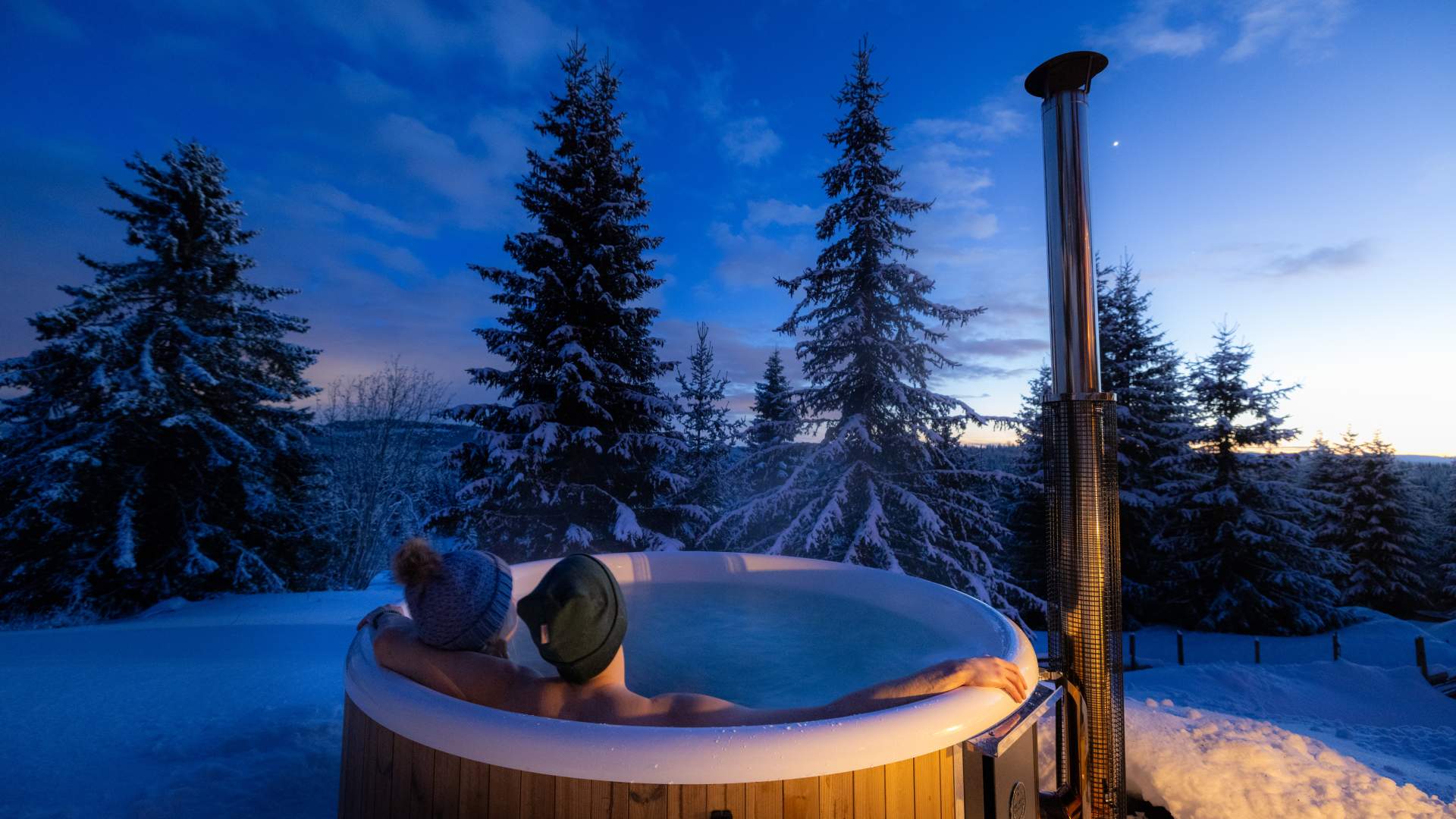 Hot tub at mirror cabin