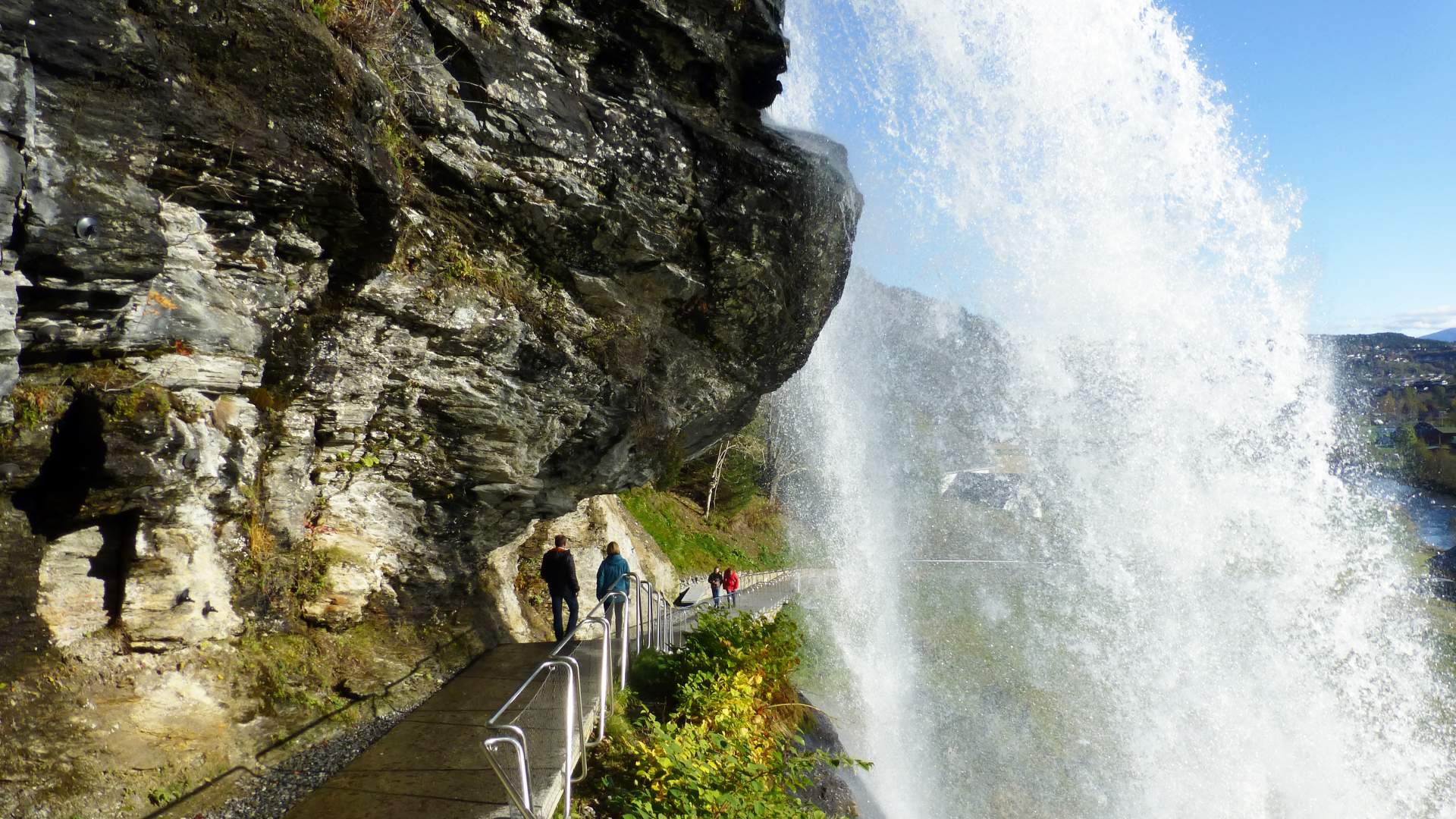 Under Steinsdalsfossen