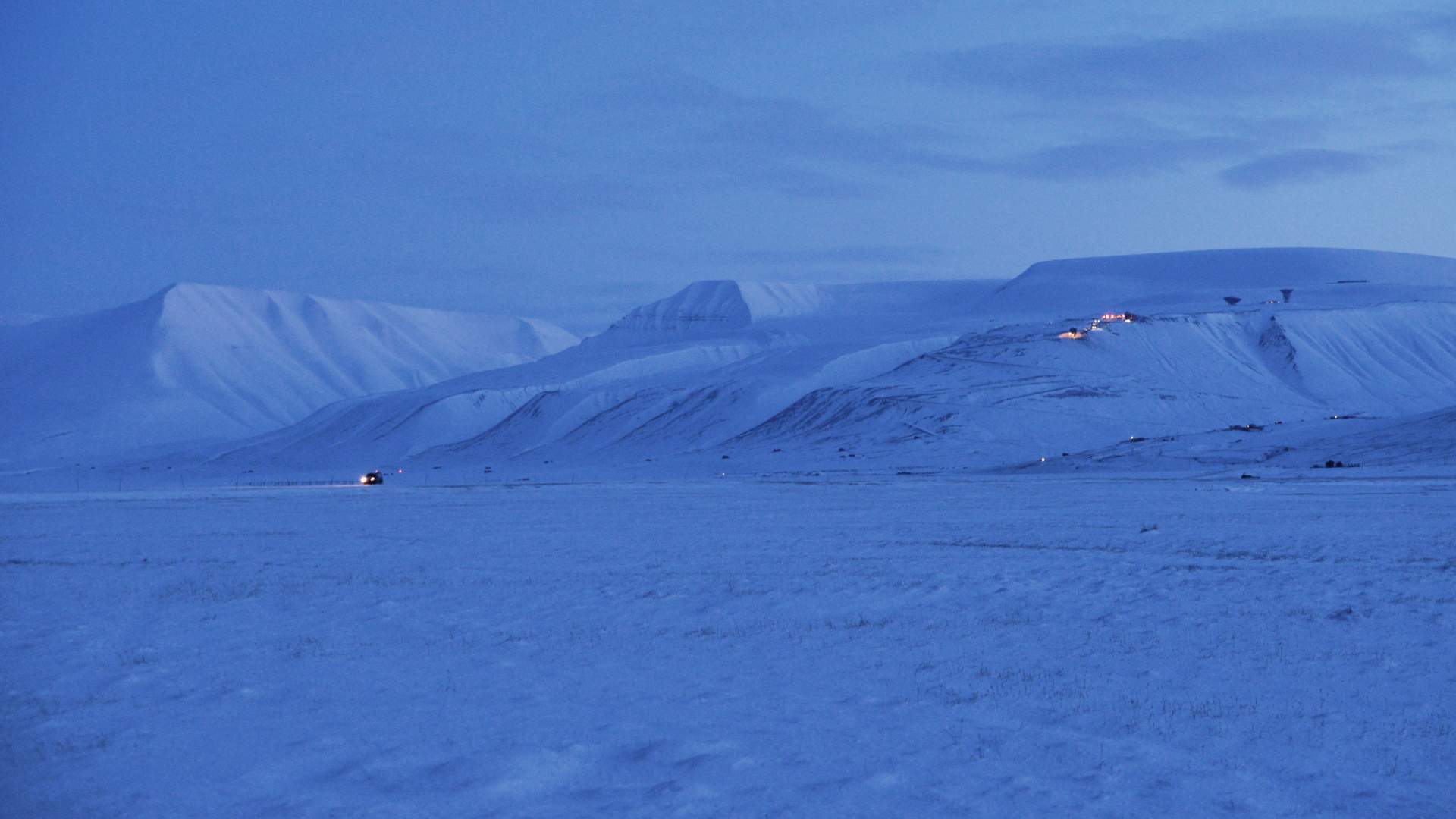 3. darkseason-polarnight-northernlights-basecampexplorer-svalbard-photo-Kirsti Ikonen