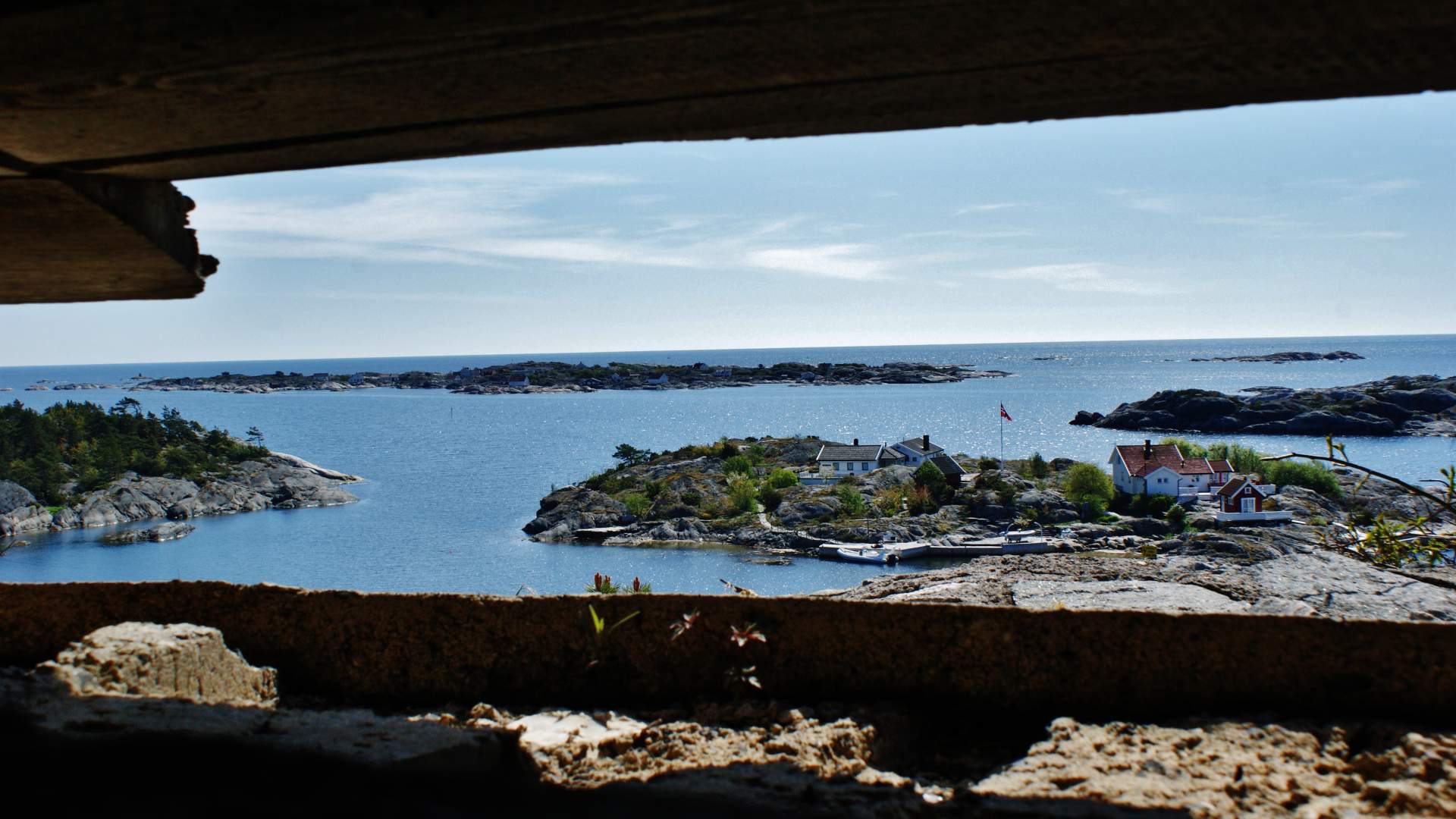 Utsikt gjennom bunkers på Krikken Kystfort