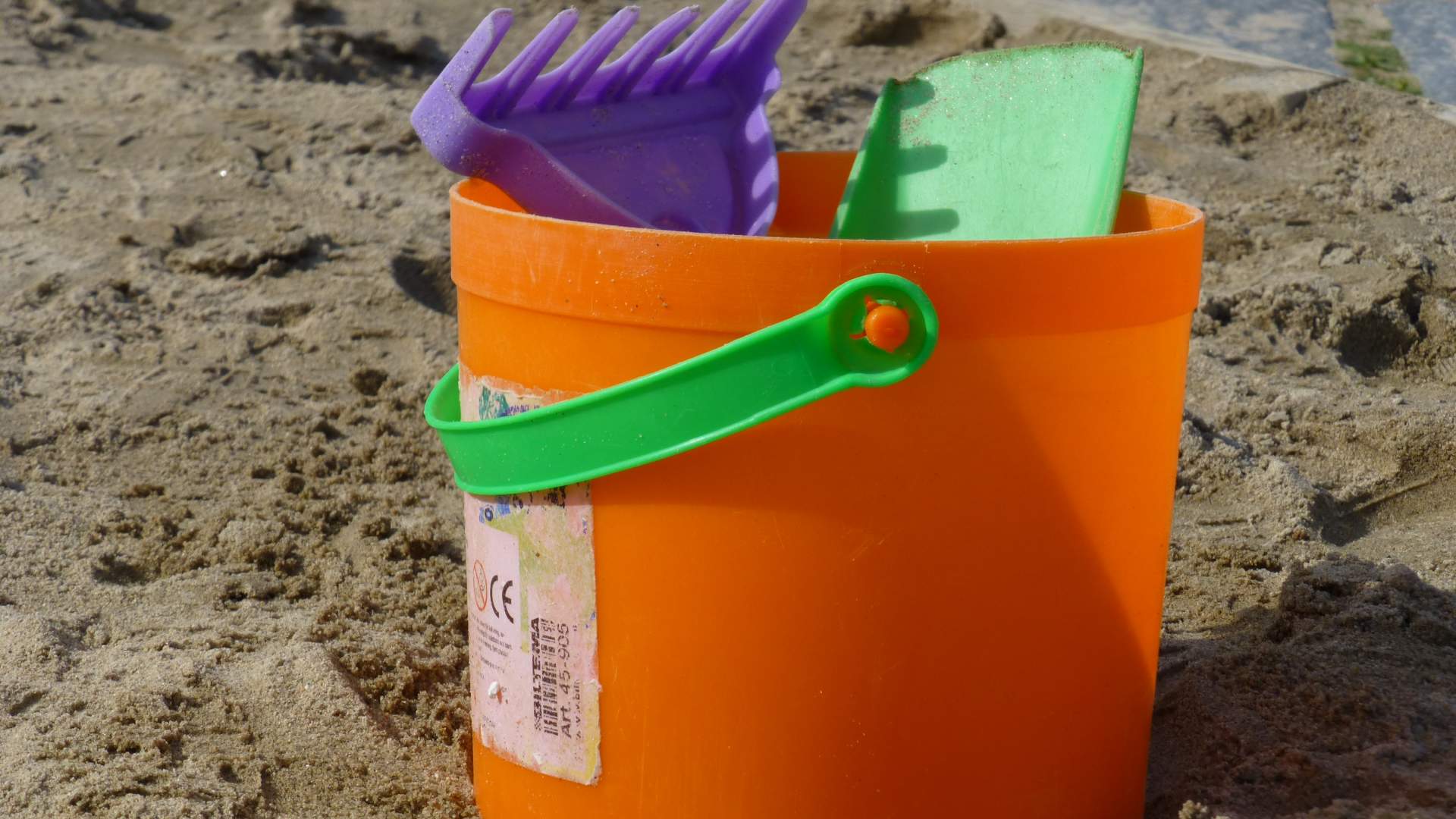 Bøtte på sandstrand