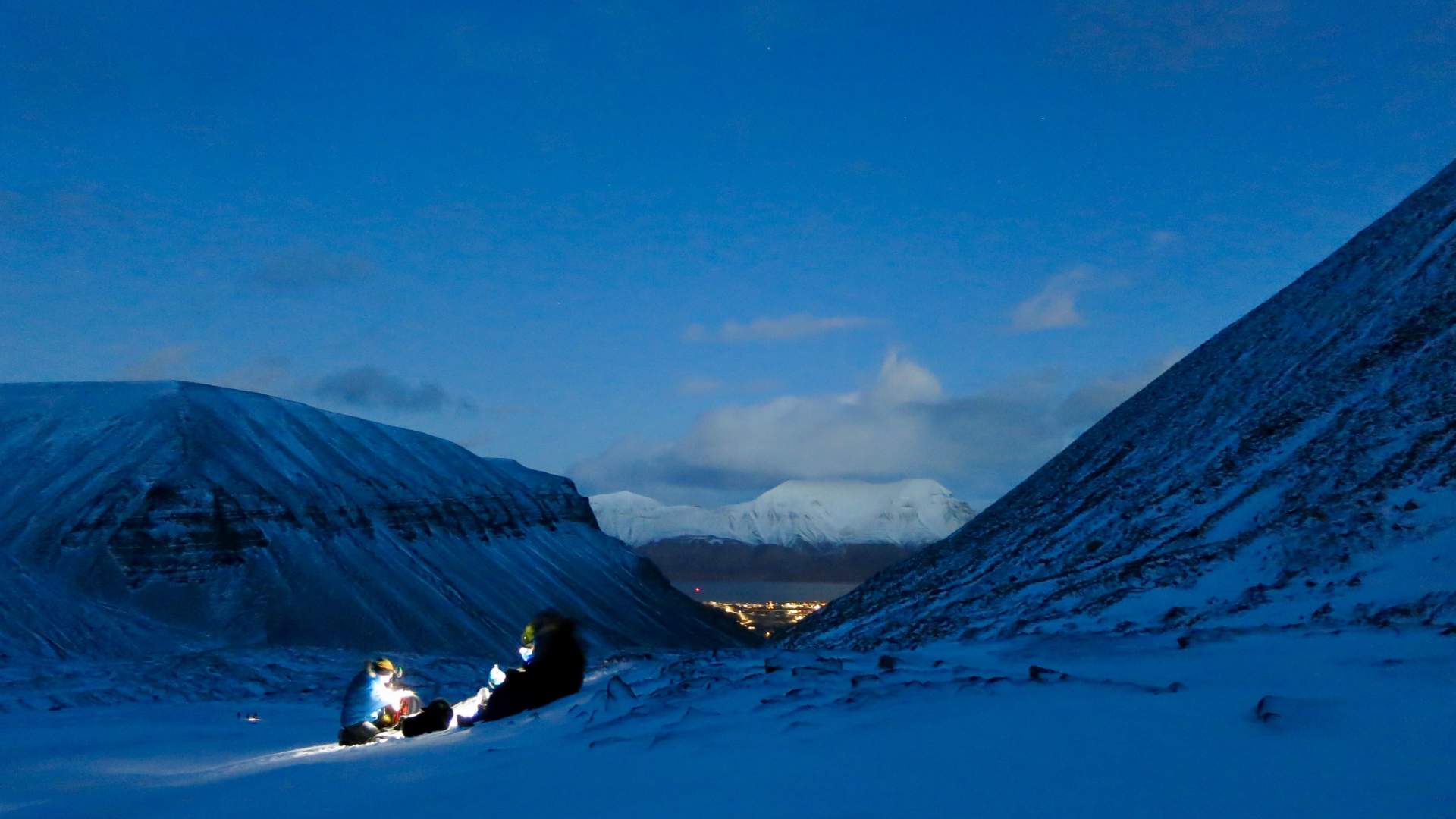 5. Polarnight-Longyearbyen-Svalbard-Basecampexplorer-hike-Photo-TorillBrandalBerge