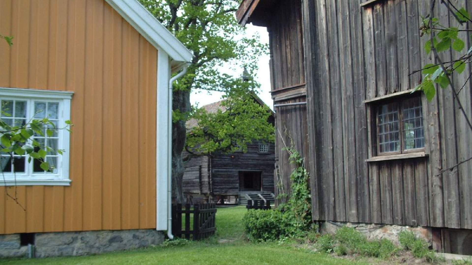 gamle hvam bygninger og tun