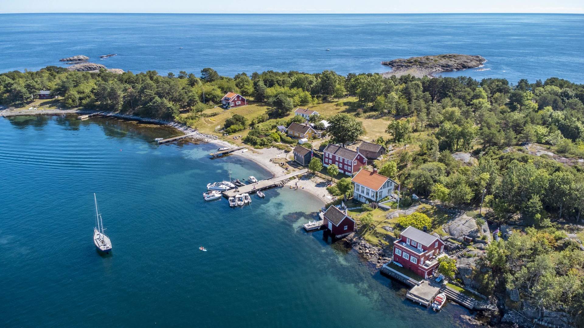 Merdøgaard og strand