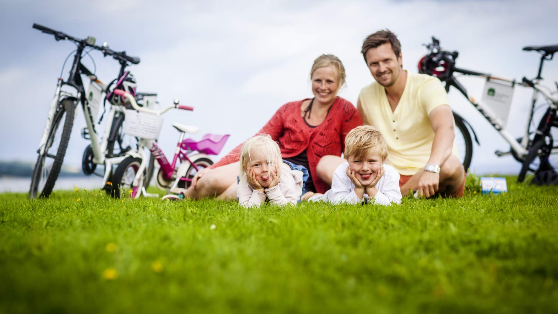 Familie på sykkeltur