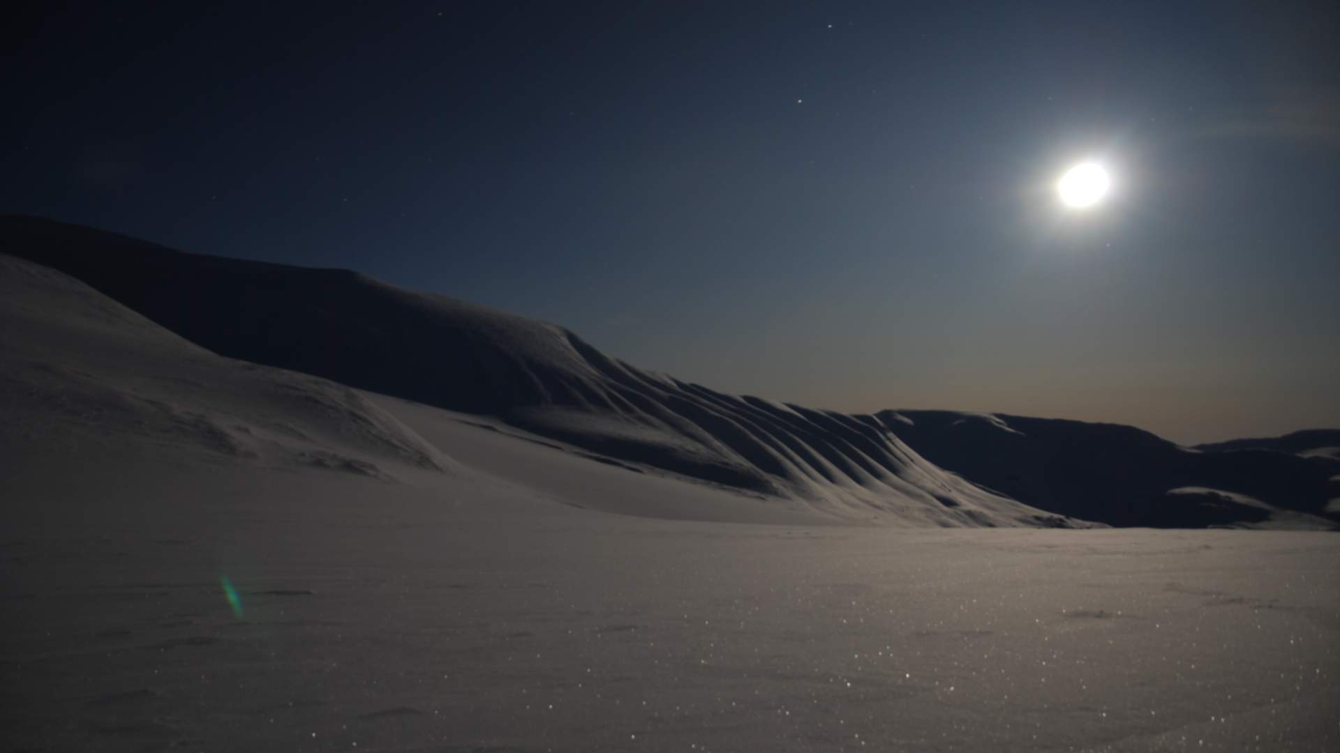 8. Fullmoon-Svalbard-BasecampExplorer-Spitsbergen-svalbard-photo-kirstiikonen