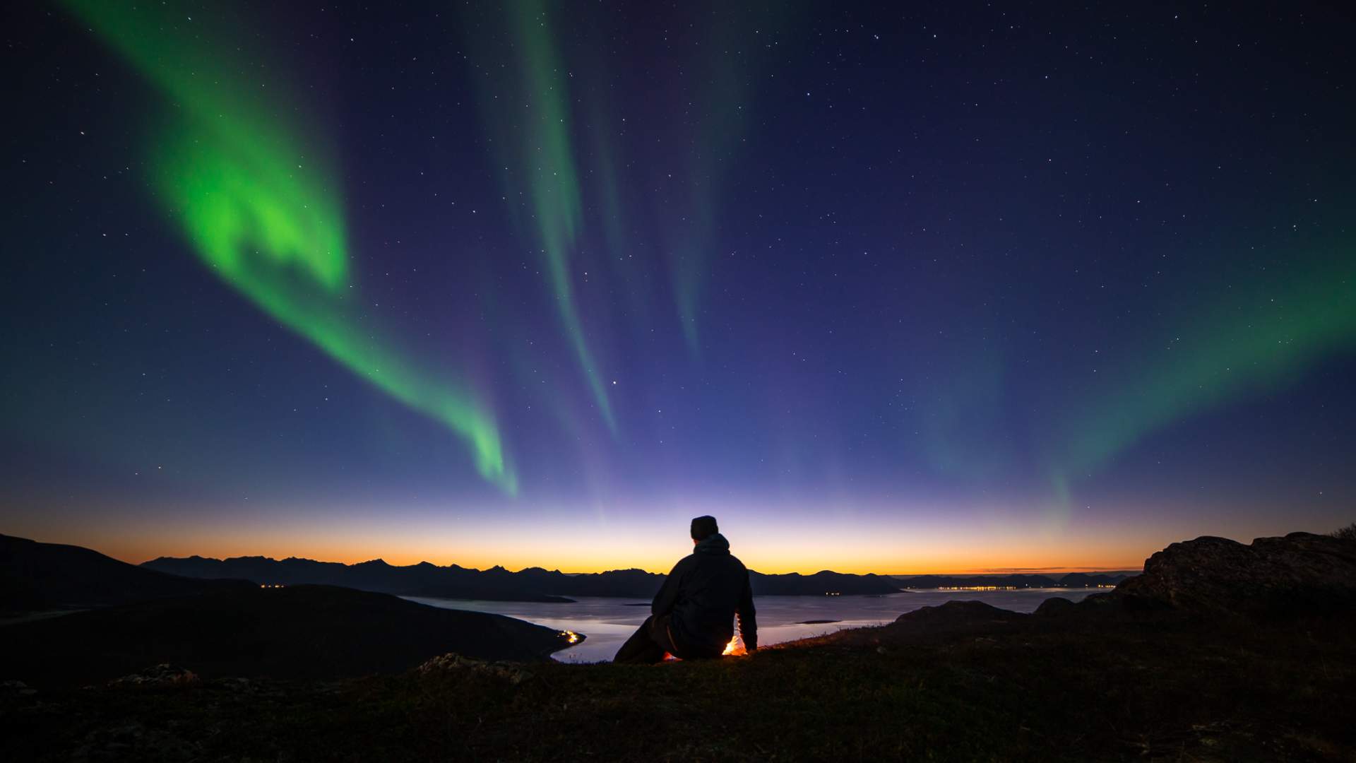 Arcticoncepts-Harstad-Keipen-campfire-northern lights-mountain-fjord-grilling-Elisabeth Paulsen
