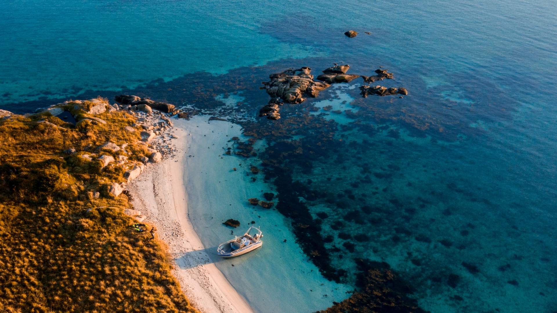 Arcticoncepts-Harstad-boat-beach-blue water-off the grid-fishing- foto Büttner-David