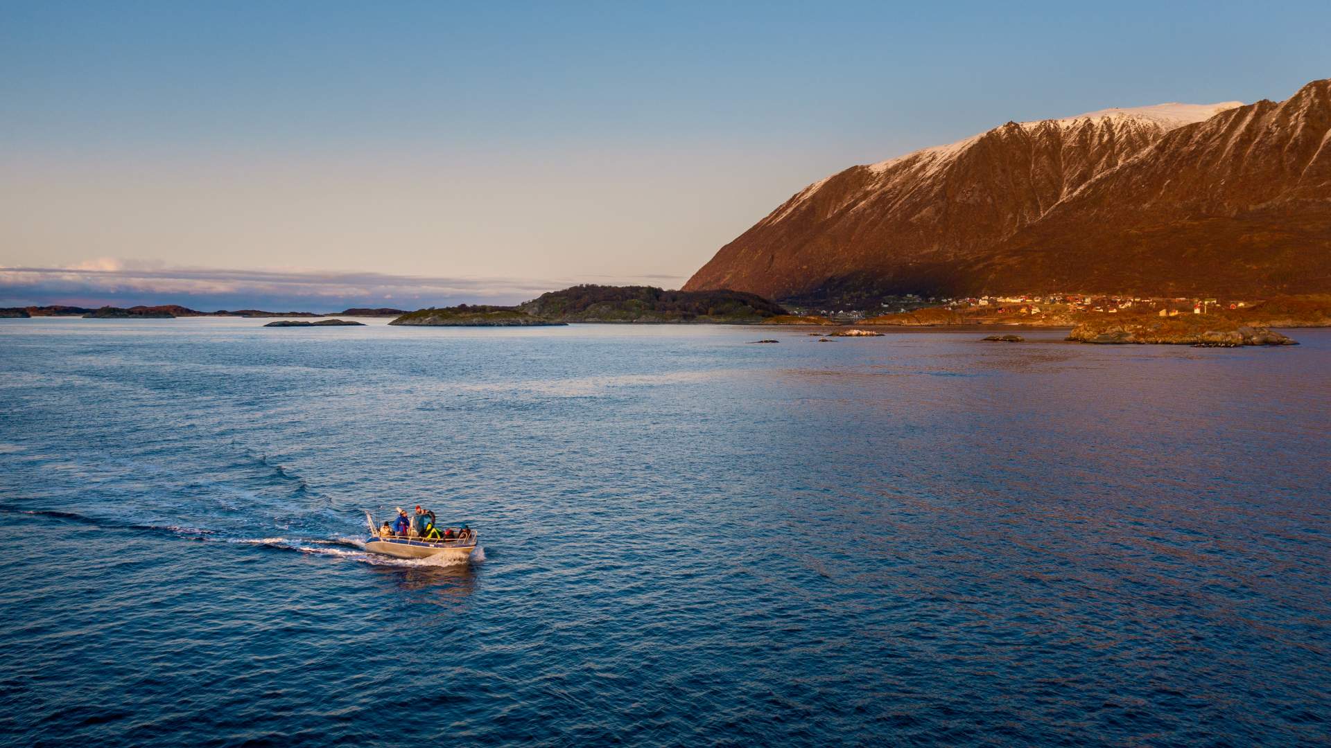 Arcticoncepts-Harstad-boat-fishing-mountain-sunset-view-foto Büttner-David