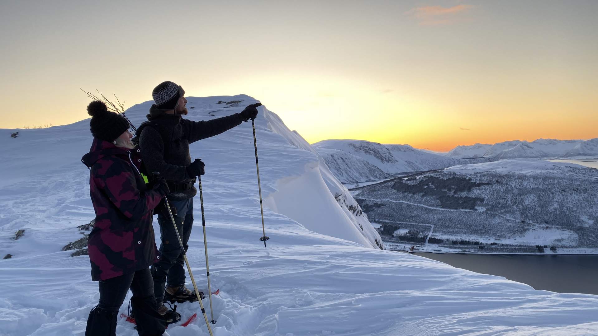 Arcticoncepts-Harstad-sunset-panorama view-snowshoe-hiking-deep snow-fjord-foto Bernd Kossmann