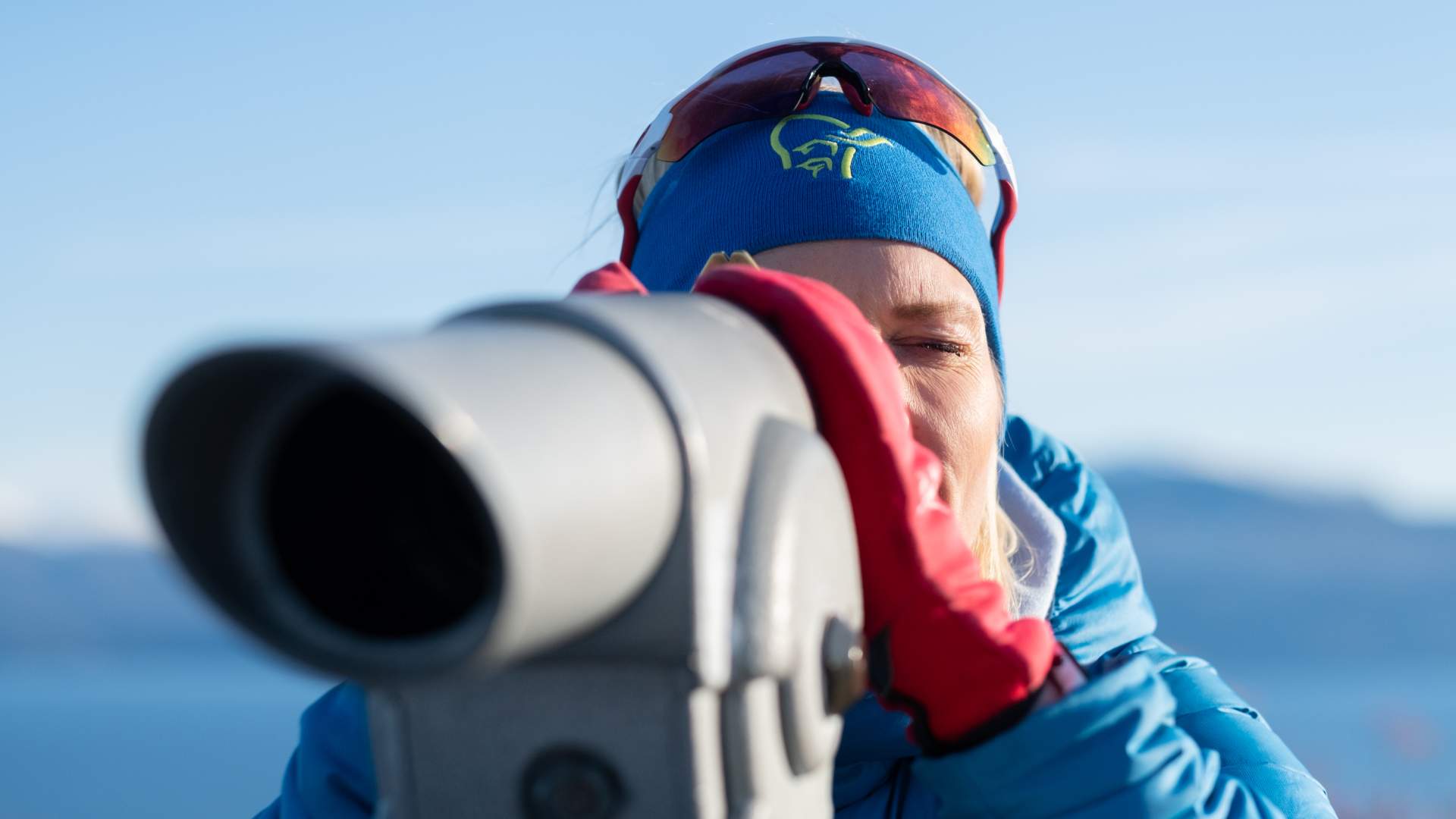 Arcticoncepts-Harstad-view-binoculars-woman-foto David buettner