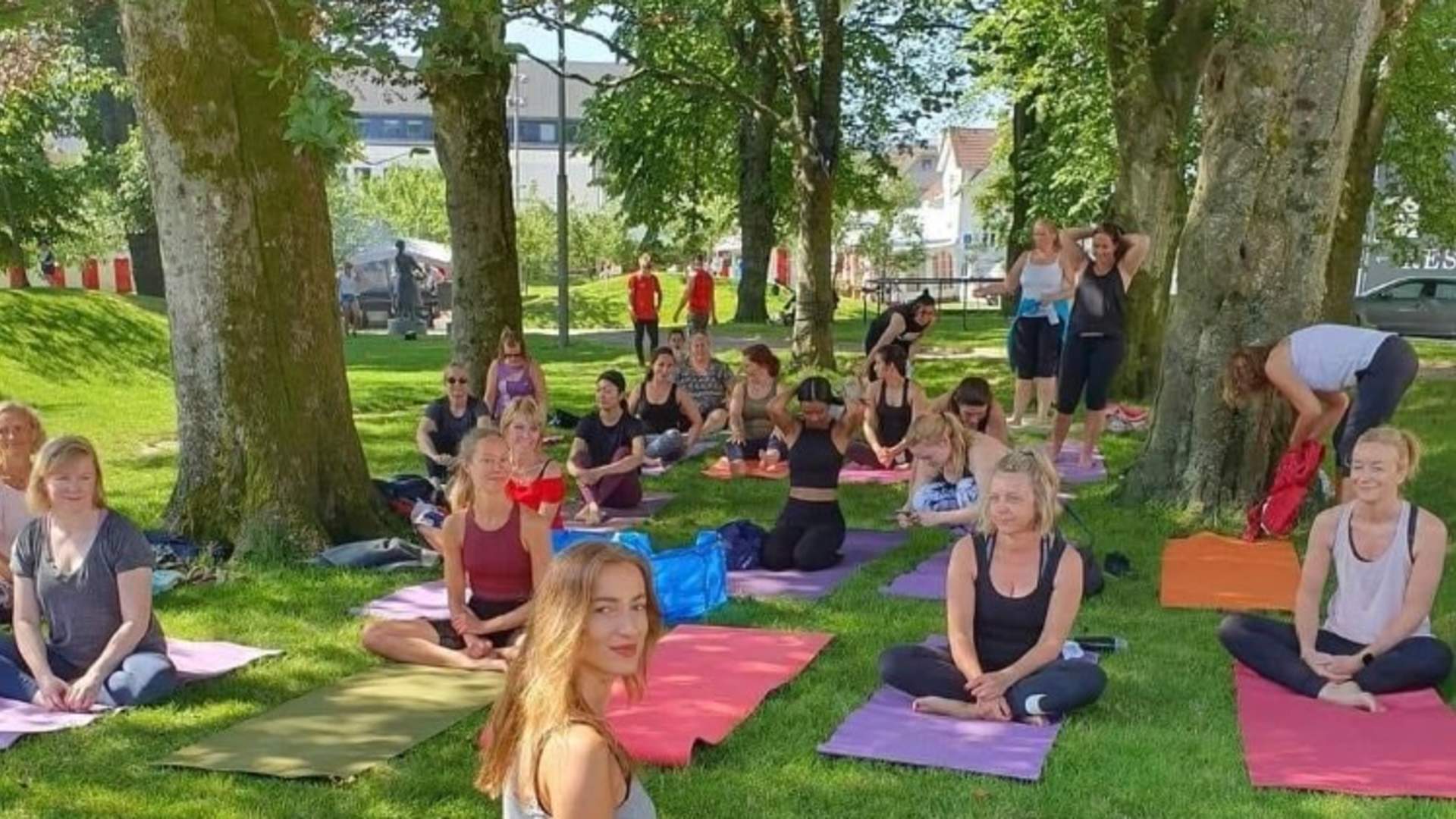 Livets Scene med Yoga ute i naturen - Yogainstruktøren Melisa Nalo @ Ogna Scene