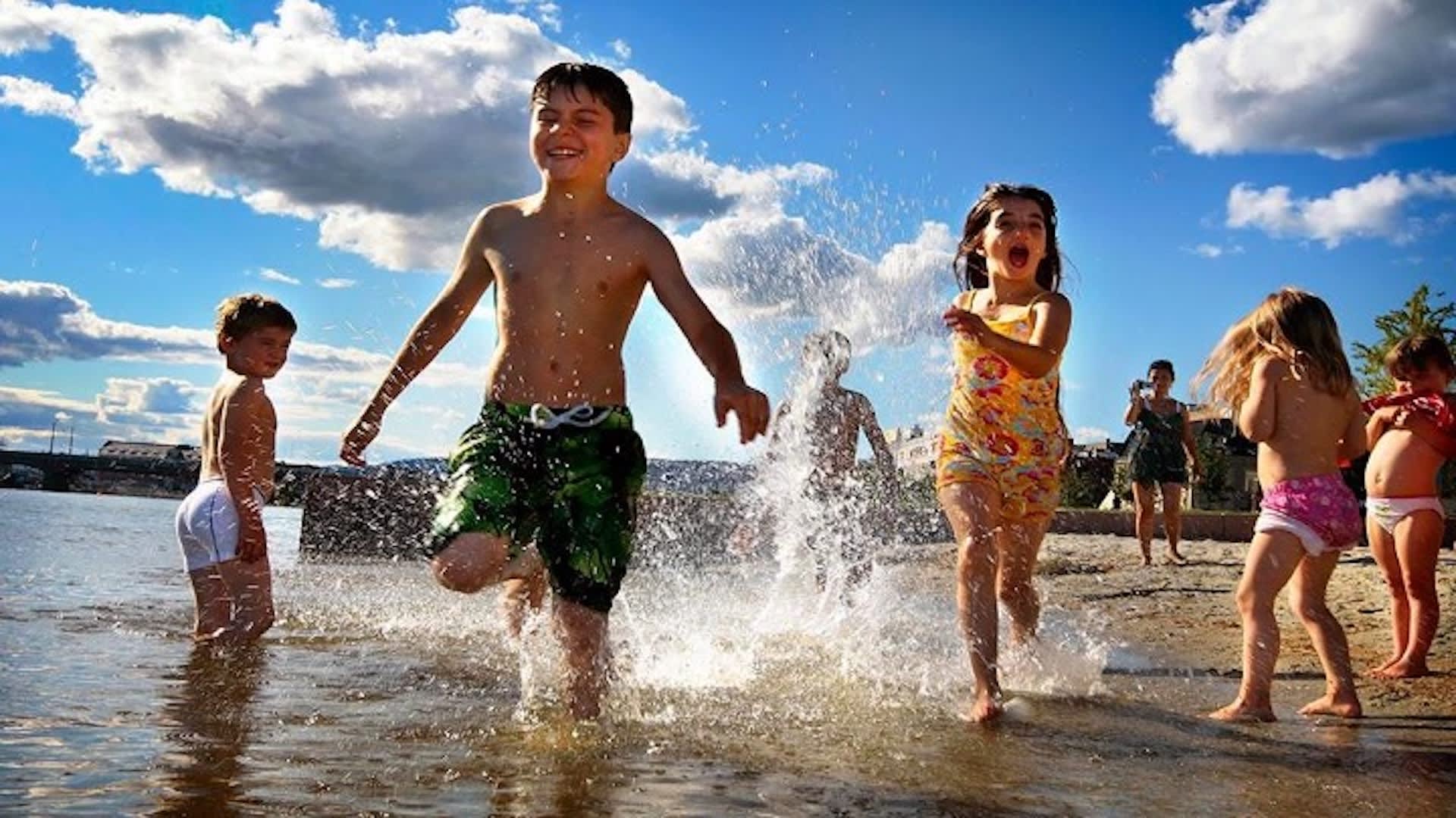 Bading pa° bystranda/Children on the city beach