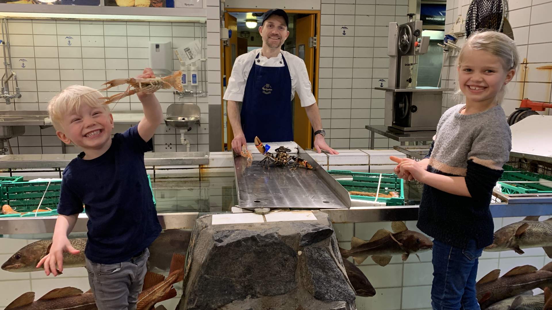Barn hos Reinhartsen på Fiskebrygga i Kristiansand