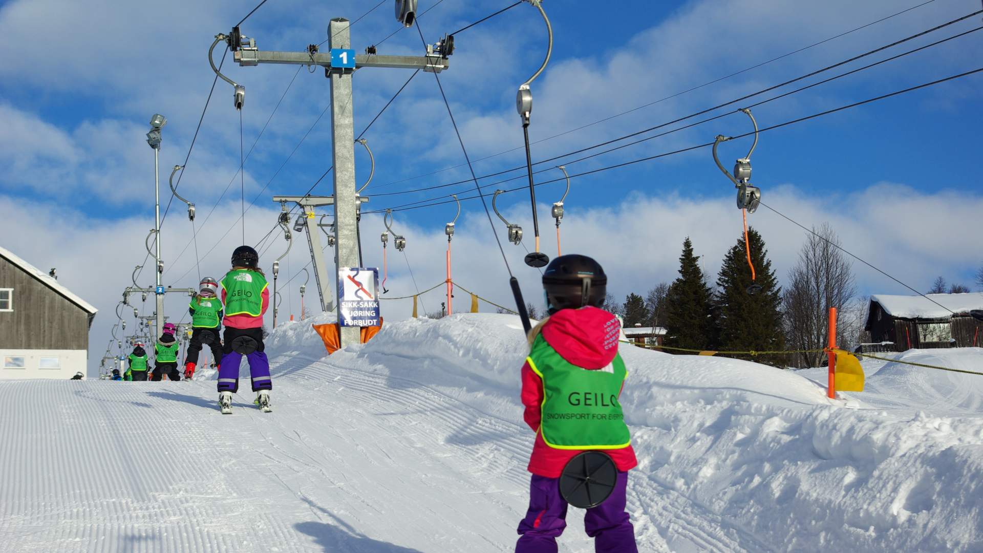 Barn på skiskole som tar heis