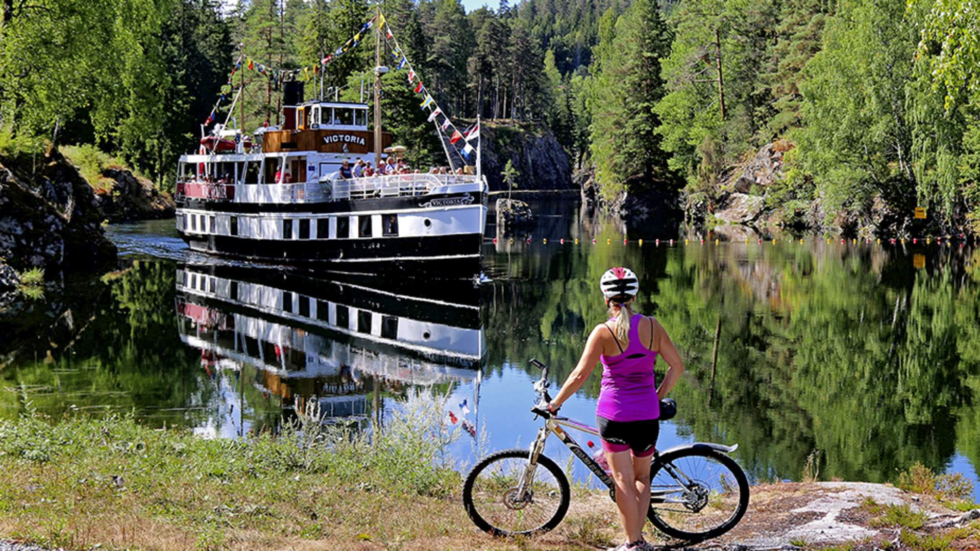 Britt og MS Viktoria. Foto Fossøy